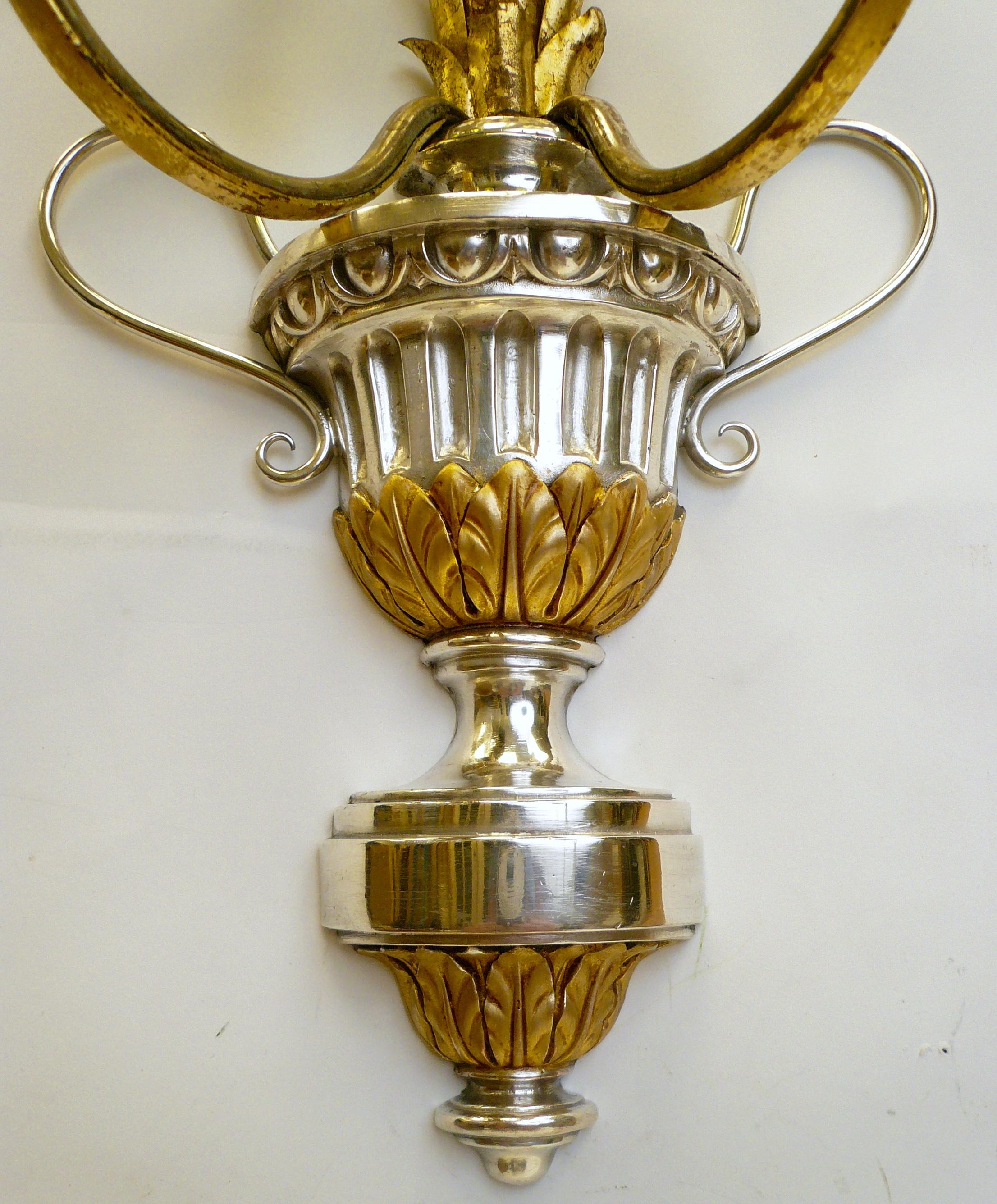Américain Paire d’appliques à deux lumières en forme d’urne d’E. F. Caldwell