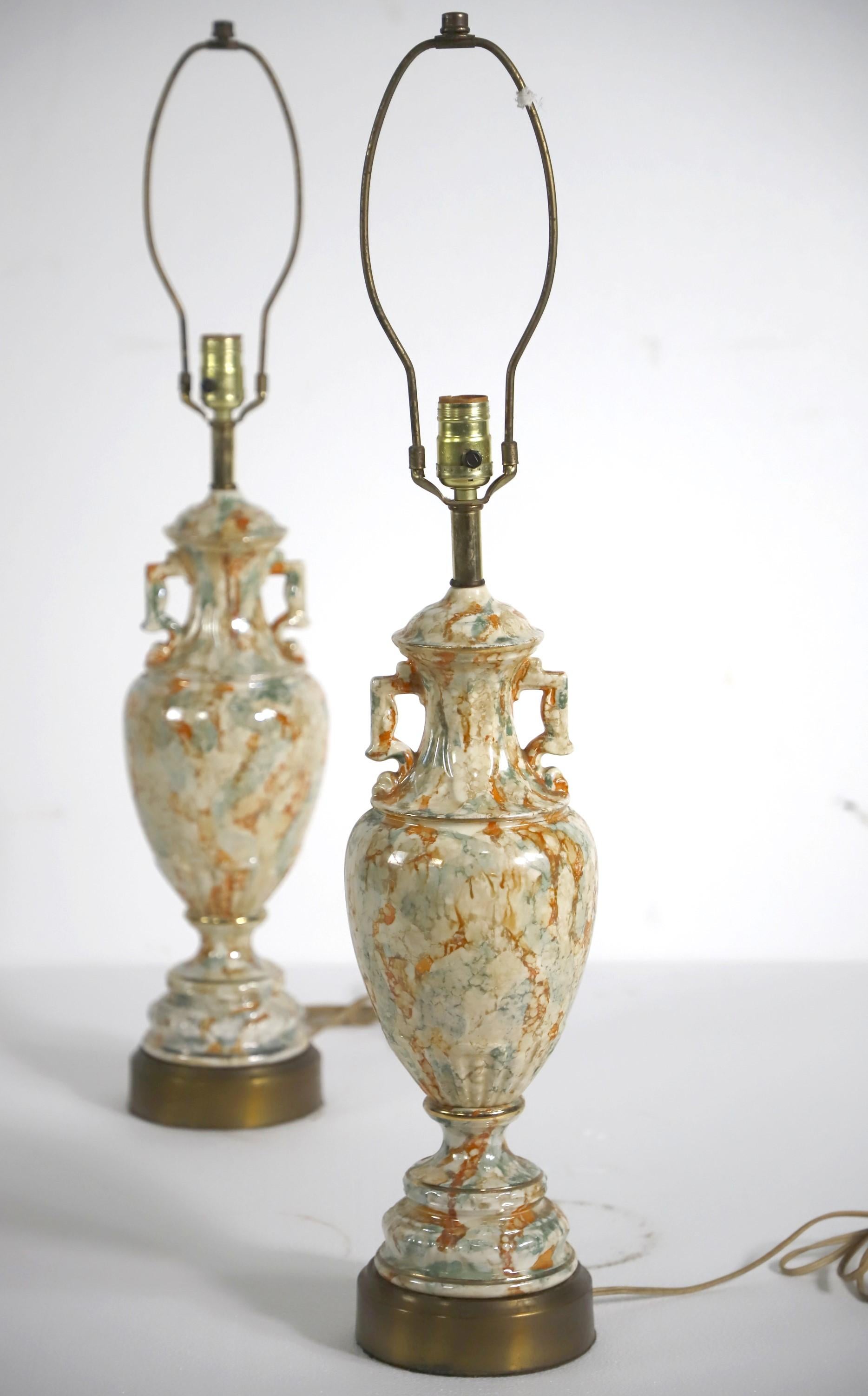 Paire de lampes de bureau en céramique de style urne à effet de marbre neutre Bon état - En vente à New York, NY