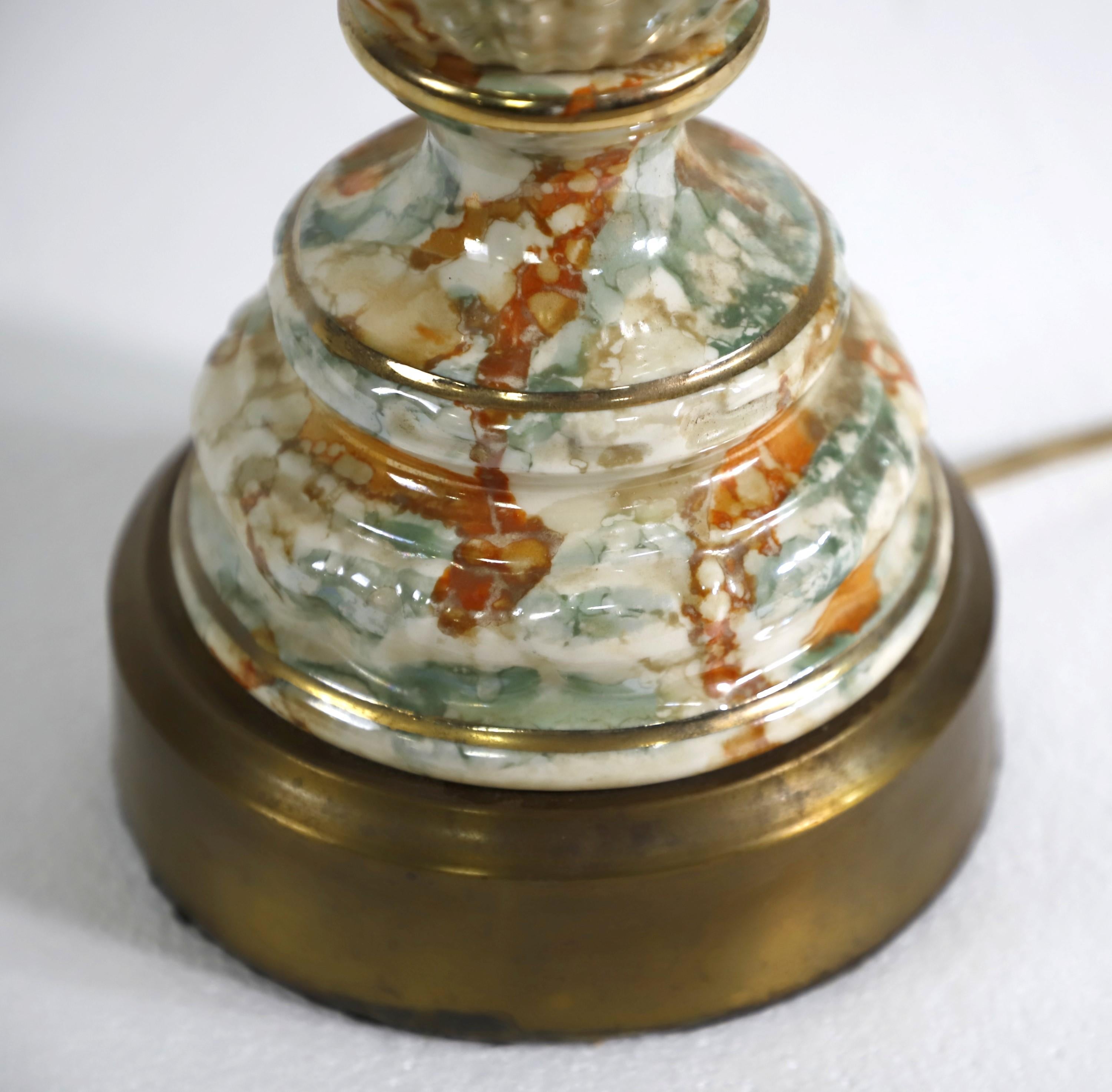 Métal Paire de lampes de bureau en céramique de style urne à effet de marbre neutre en vente