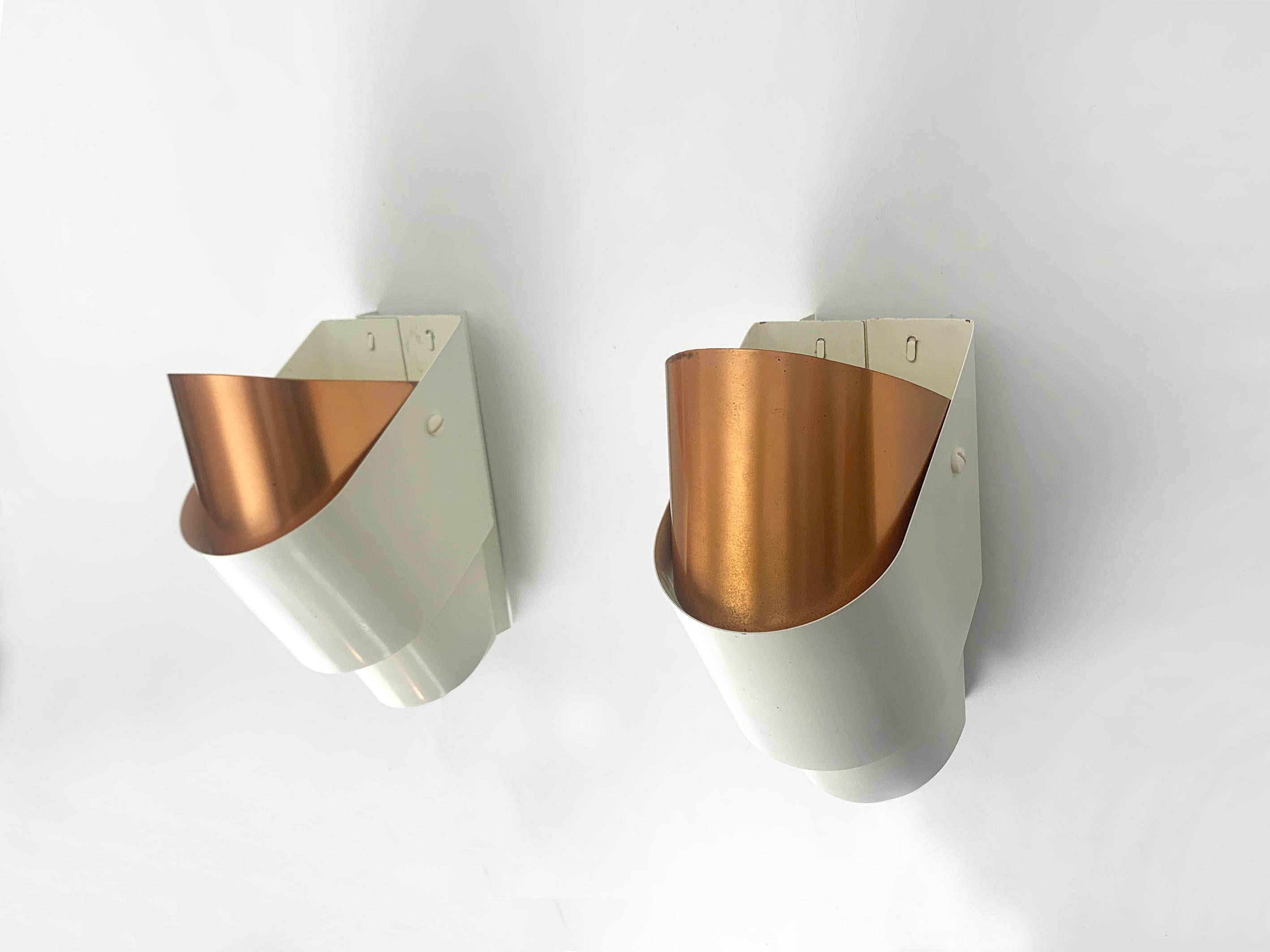 Rare paire d'appliques modernistes V-317, conçues par Hans-Agne Agnes.
Tôle peinte en blanc (finition d'origine), abat-jour supérieur en finition cuivre brossé.

Fabriqué par AB Markaryd en Suède, étiquettes d'origine du fabricant présentes.

Modèle