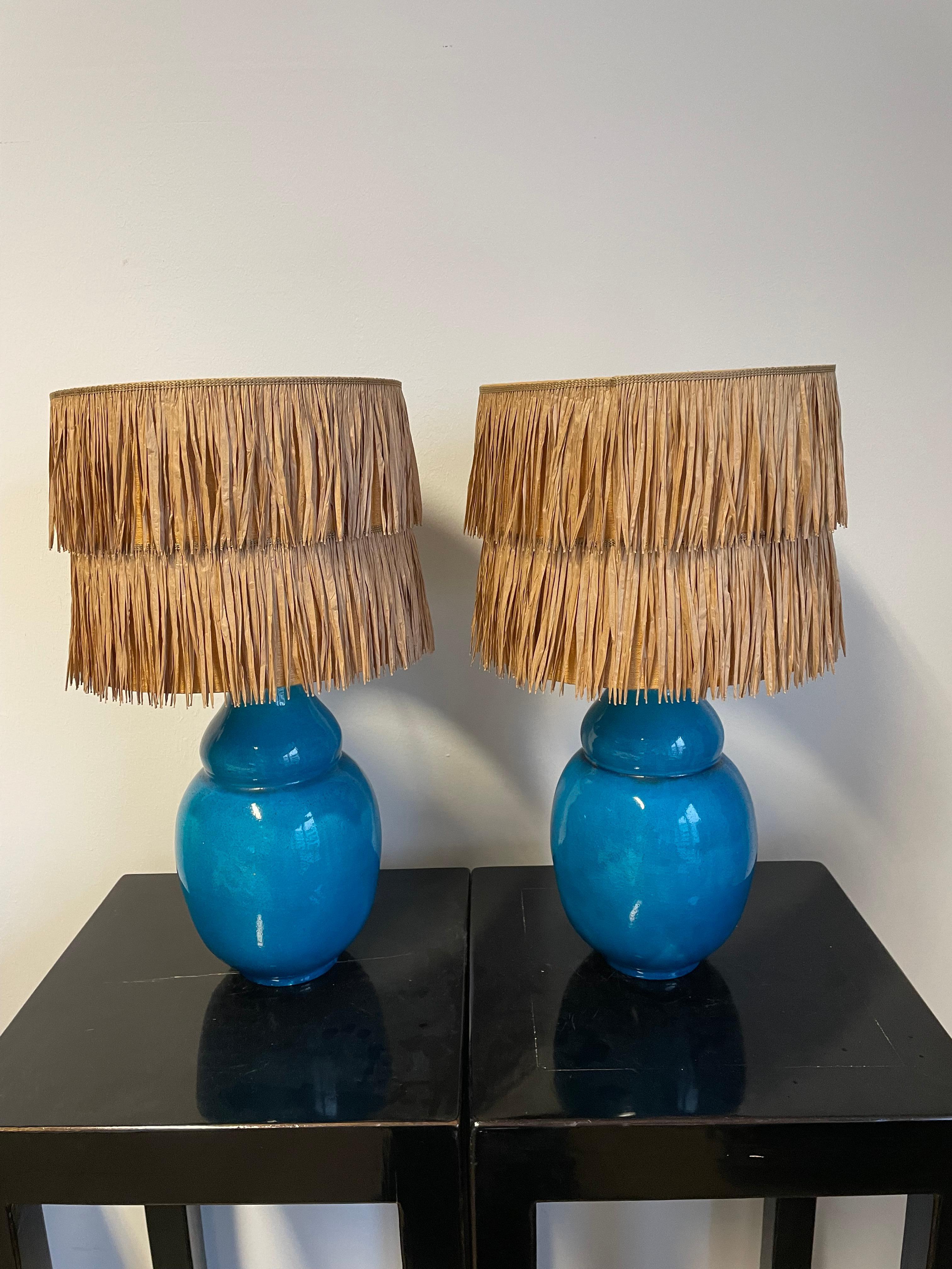 Paar Vallauris Frankreich Tabelle Lights Farbe Türkis mit Rafia Fransen Schirme (Keramik) im Angebot