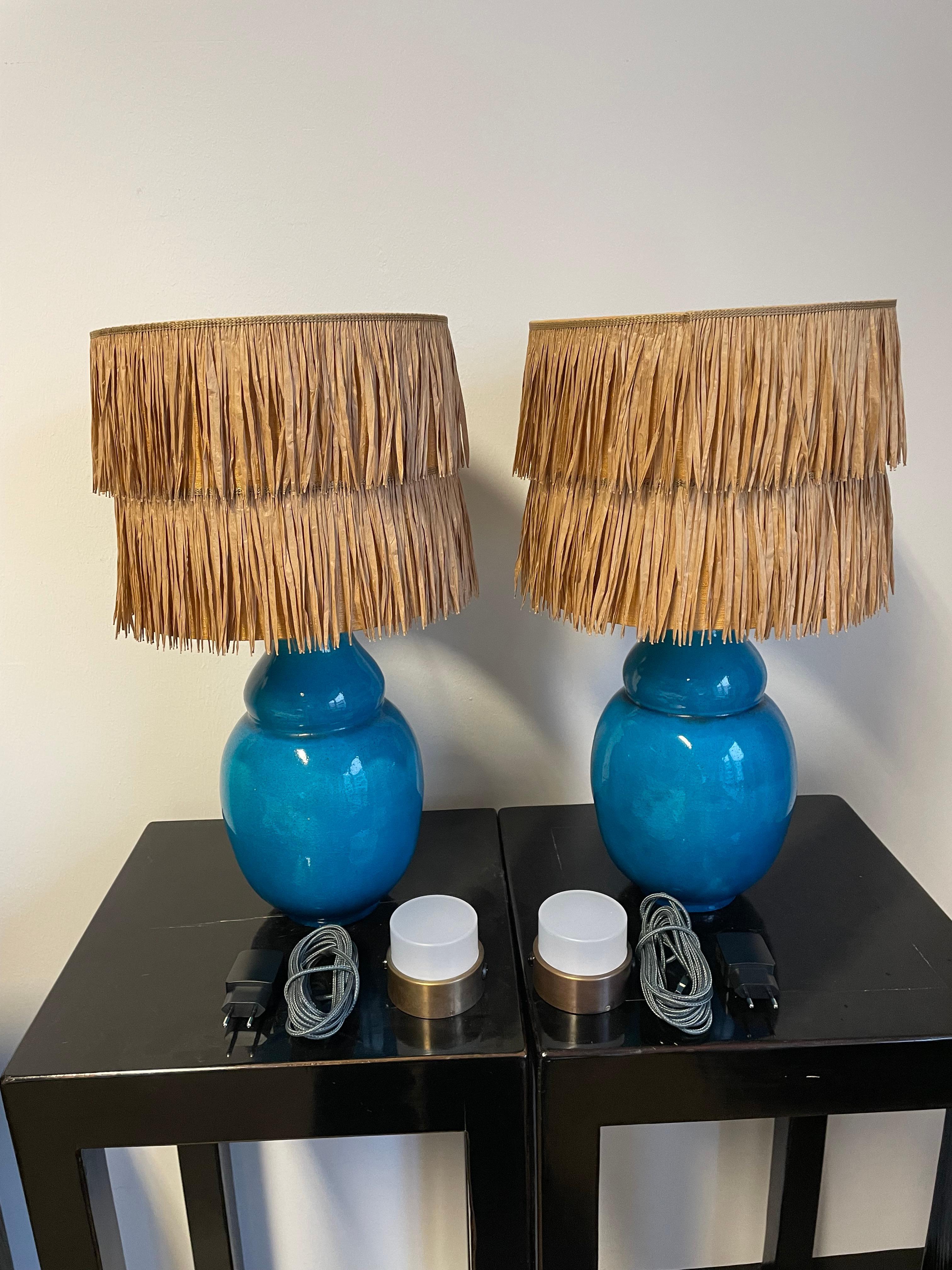 Paar Vallauris Frankreich Tabelle Lights Farbe Türkis mit Rafia Fransen Schirme im Angebot 1