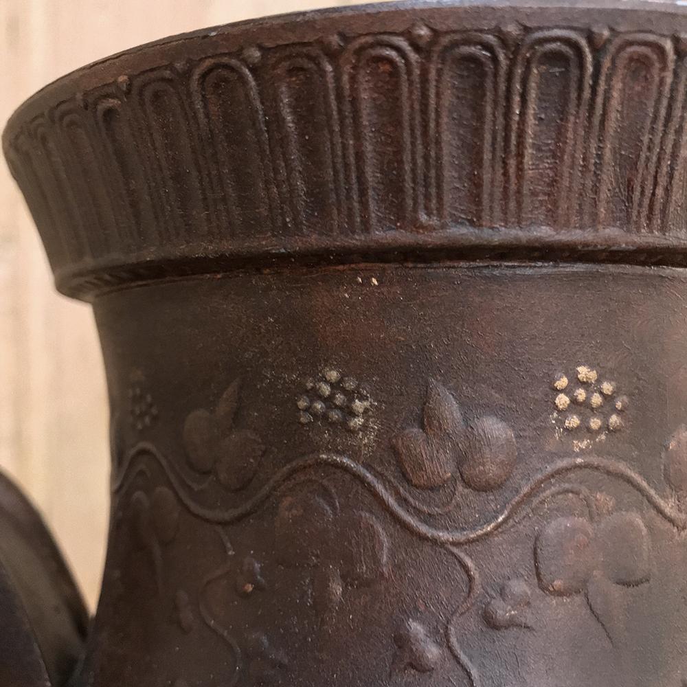 Vasen im griechischen Stil des Art déco aus bemaltem Zinn auf Marmorsockeln:: Paar im Angebot 2