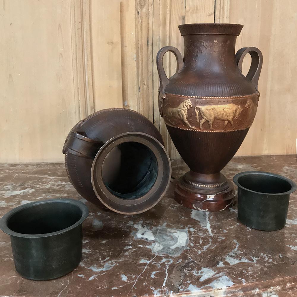Vasen im griechischen Stil des Art déco aus bemaltem Zinn auf Marmorsockeln:: Paar im Angebot 3