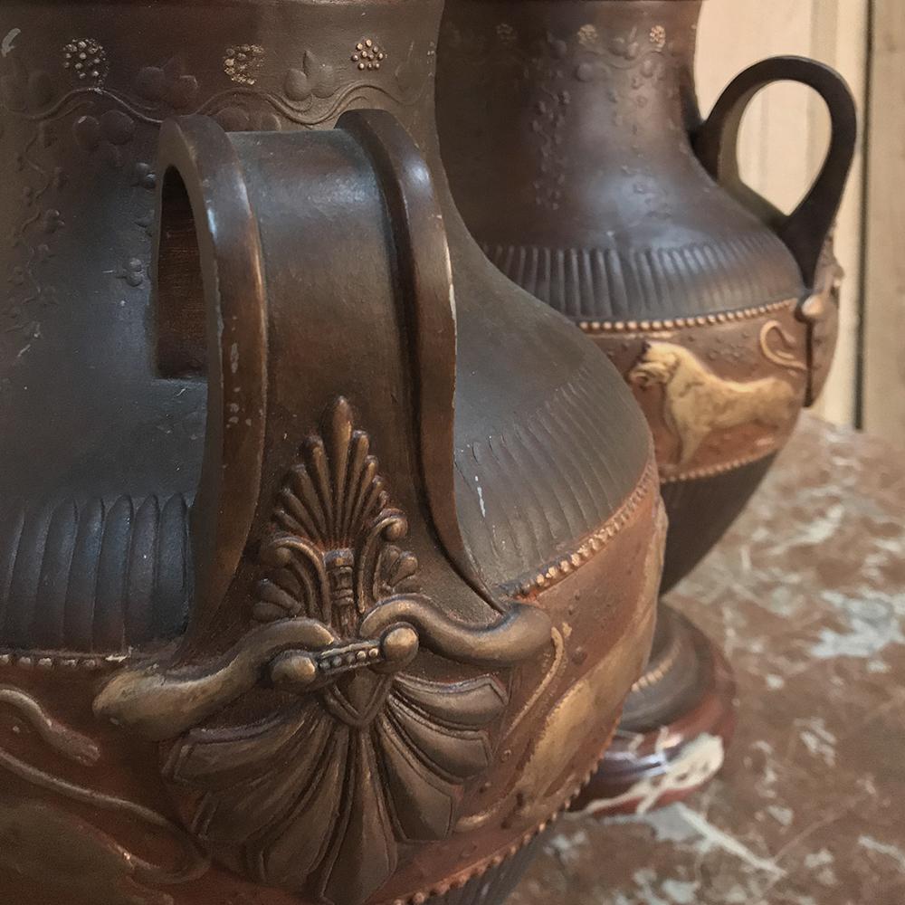 Vasen im griechischen Stil des Art déco aus bemaltem Zinn auf Marmorsockeln:: Paar im Zustand „Gut“ im Angebot in Dallas, TX