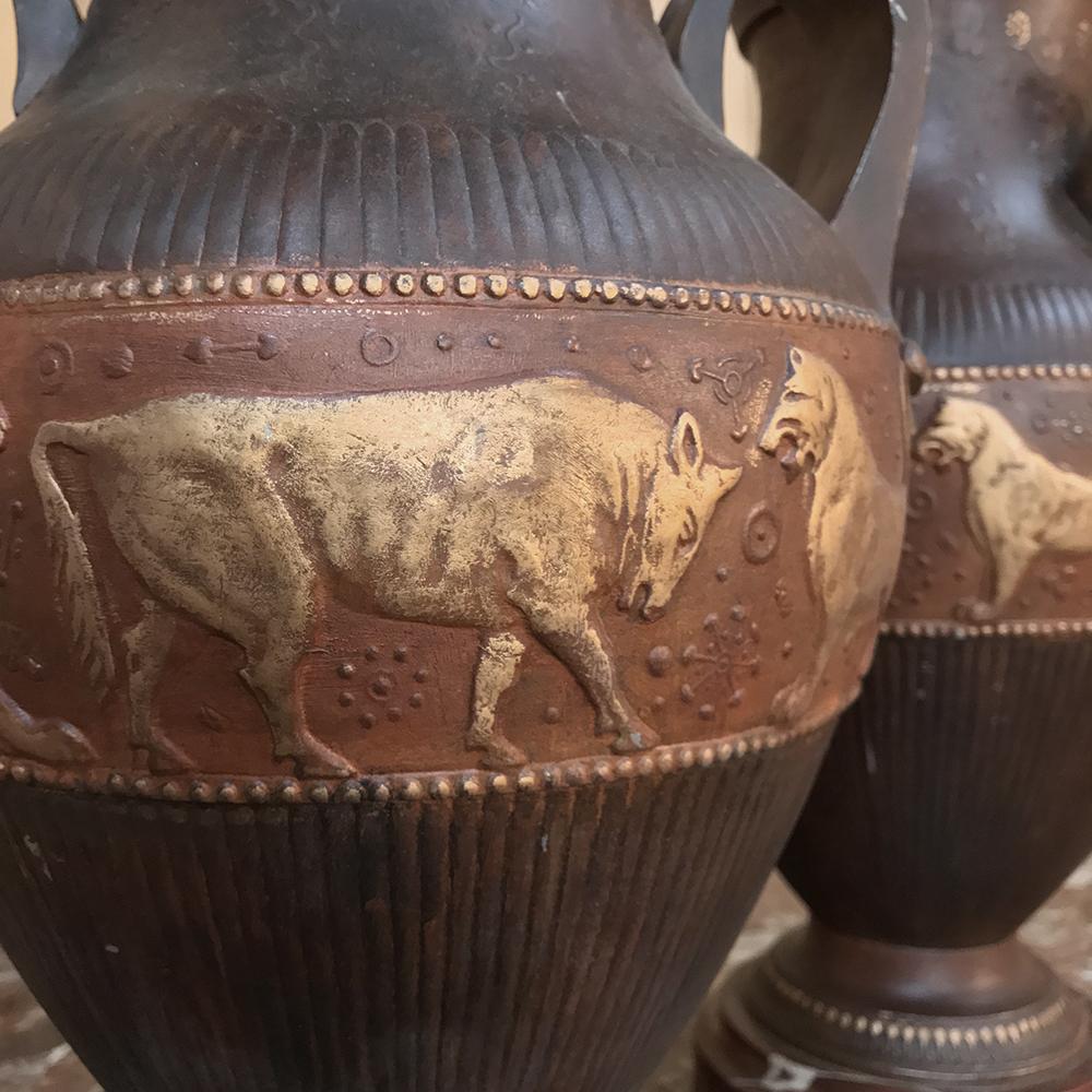 Vasen im griechischen Stil des Art déco aus bemaltem Zinn auf Marmorsockeln:: Paar (Zink) im Angebot