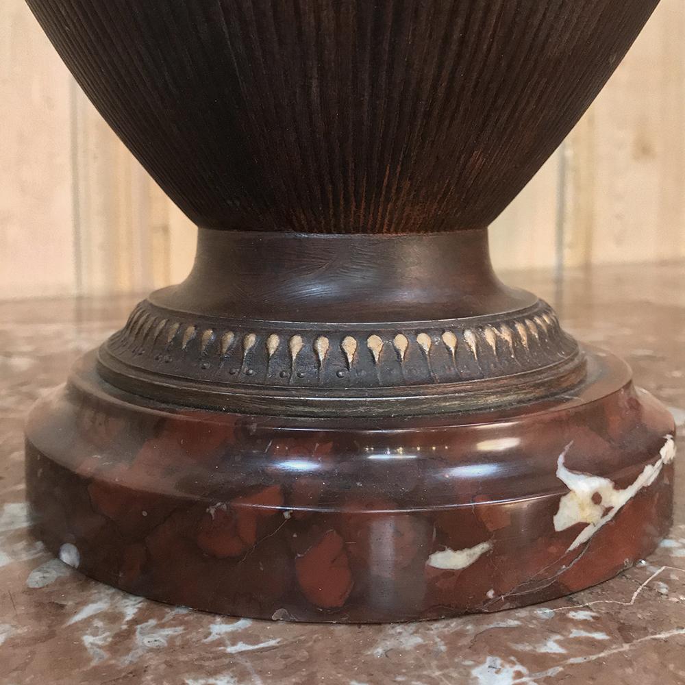 Vasen im griechischen Stil des Art déco aus bemaltem Zinn auf Marmorsockeln:: Paar im Angebot 1