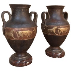 Vases de style grec de l'époque Art Déco en fonte peinte sur socle en marbre:: paire