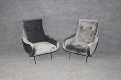 Pareja de sillones de salón italianos de latón ebonizado estilo Zanuso de terciopelo de mediados del siglo XX
