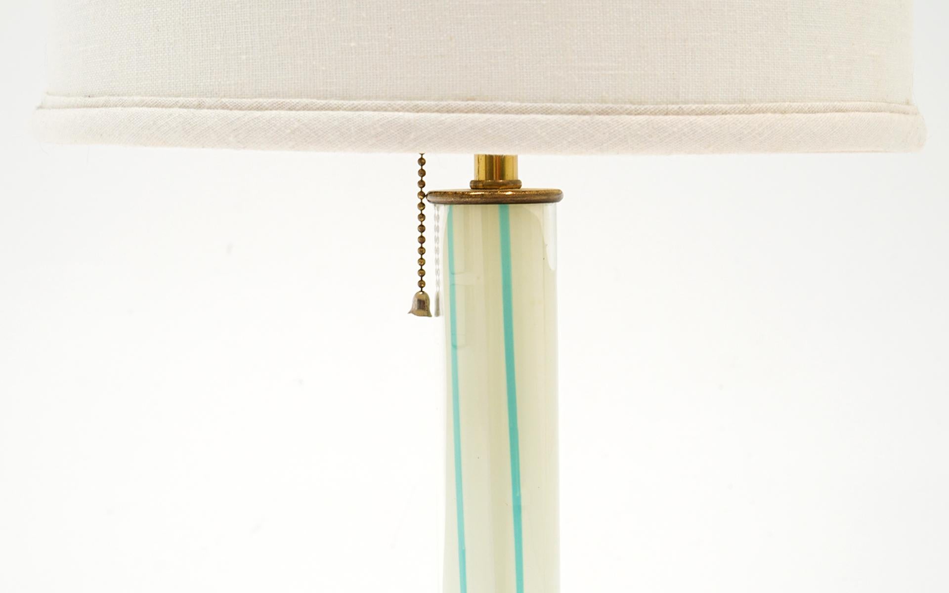 Mid-Century Modern Paire de lampes de bureau Venetia par Lightolier, en verre rayé bleu clair et blanc en vente