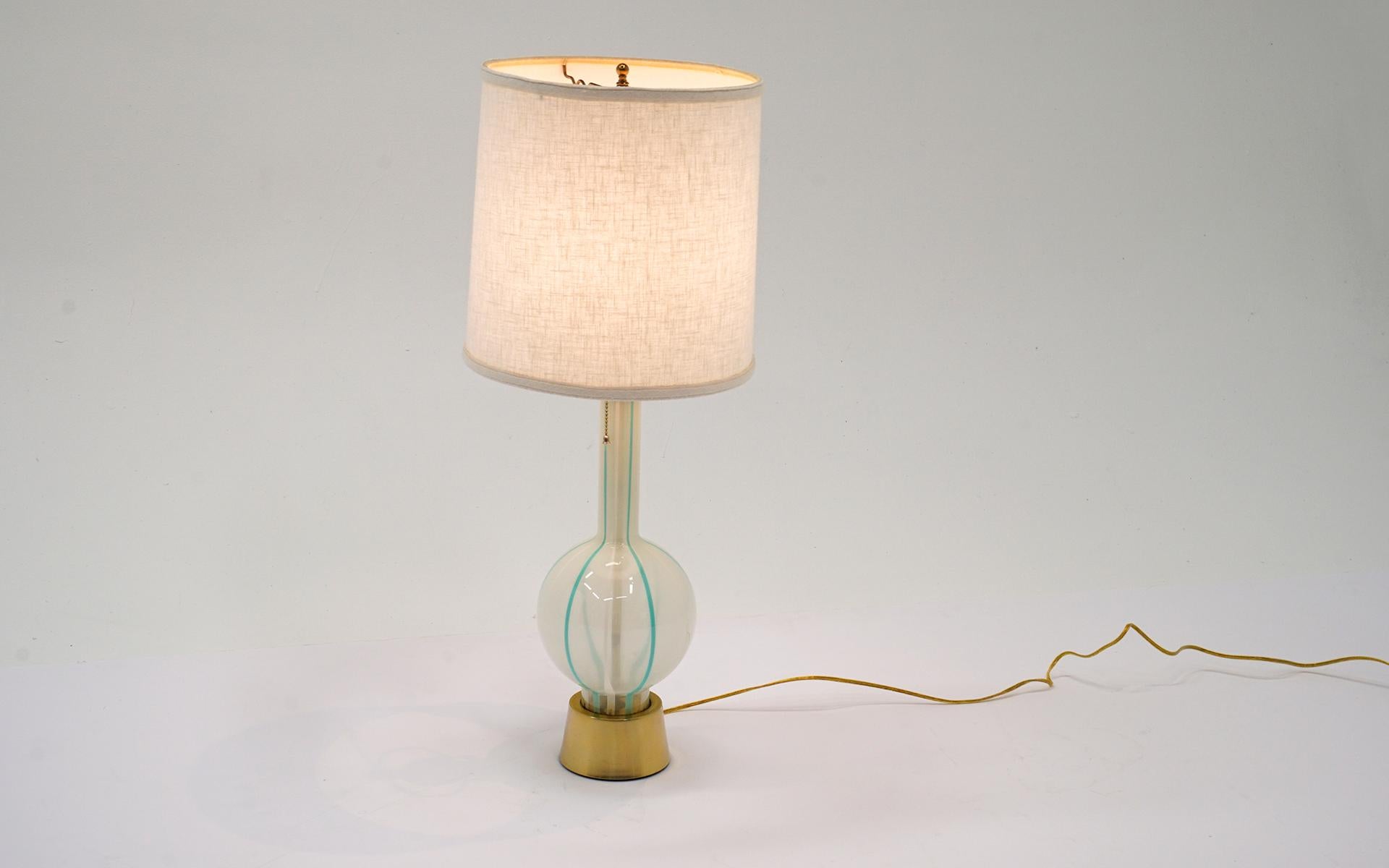 Paire de lampes de bureau Venetia par Lightolier, en verre rayé bleu clair et blanc Bon état - En vente à Kansas City, MO