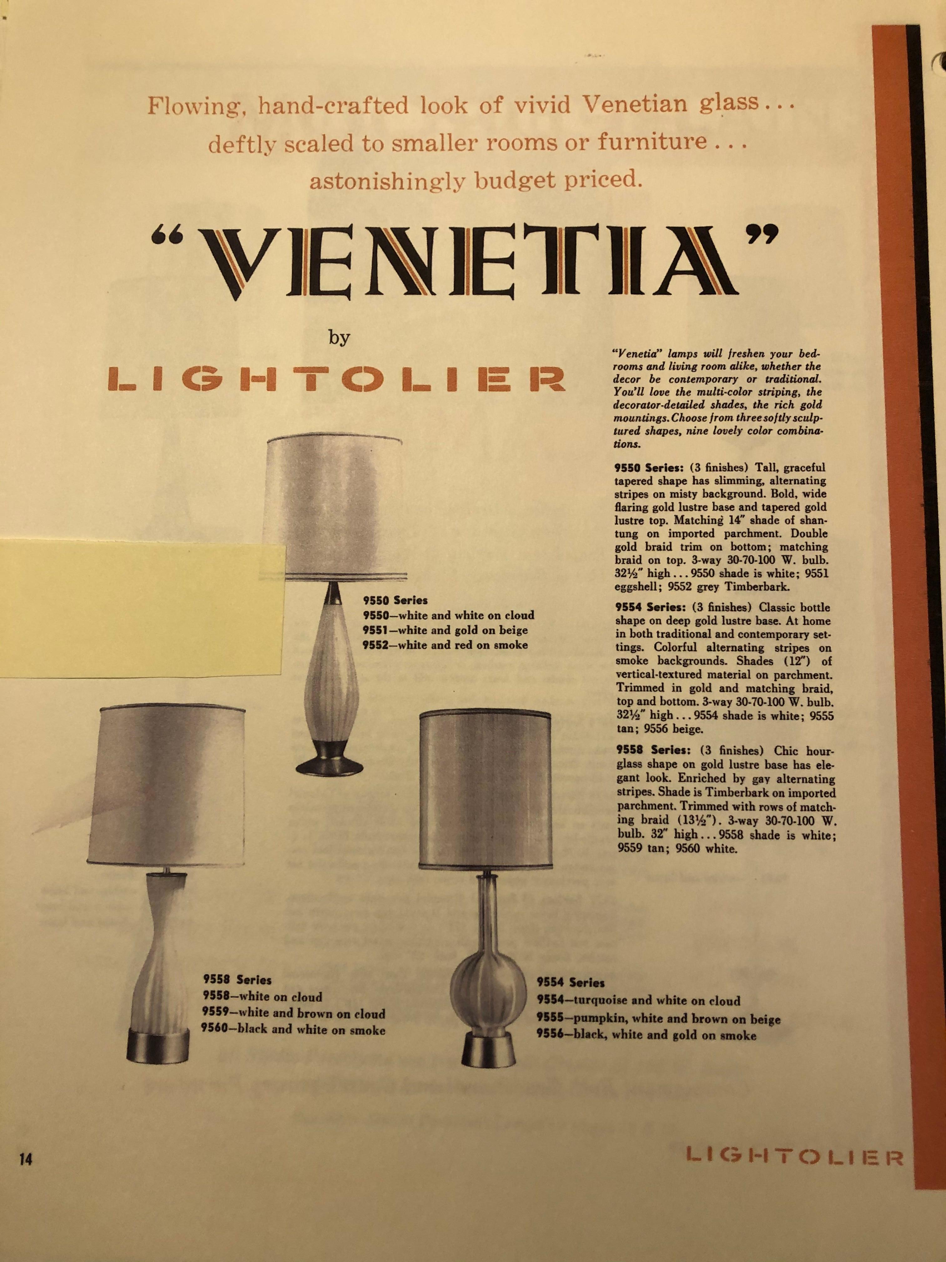 Laiton Paire de lampes de bureau Venetia par Lightolier, en verre rayé bleu clair et blanc en vente