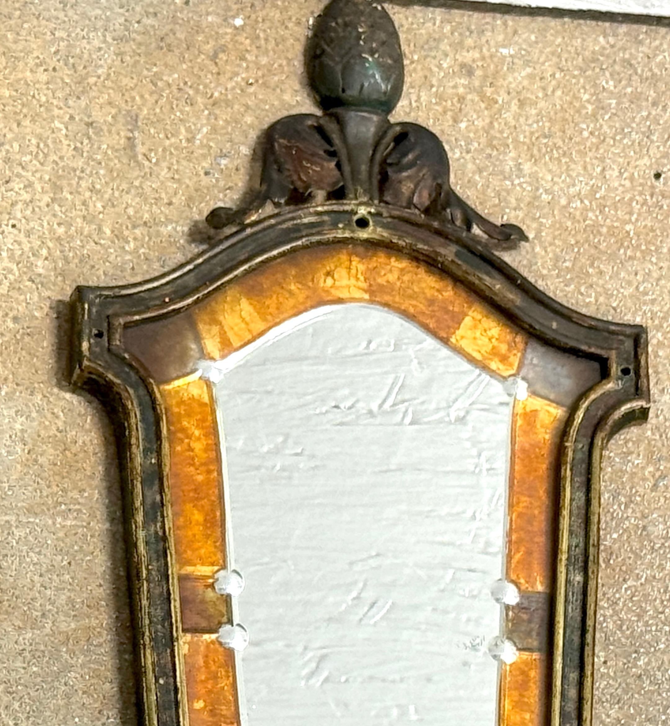 Peint Paire d'appliques murales vénitiennes à 3 lumières en miroir d'églomisé et polychromées, Circa 1925 en vente