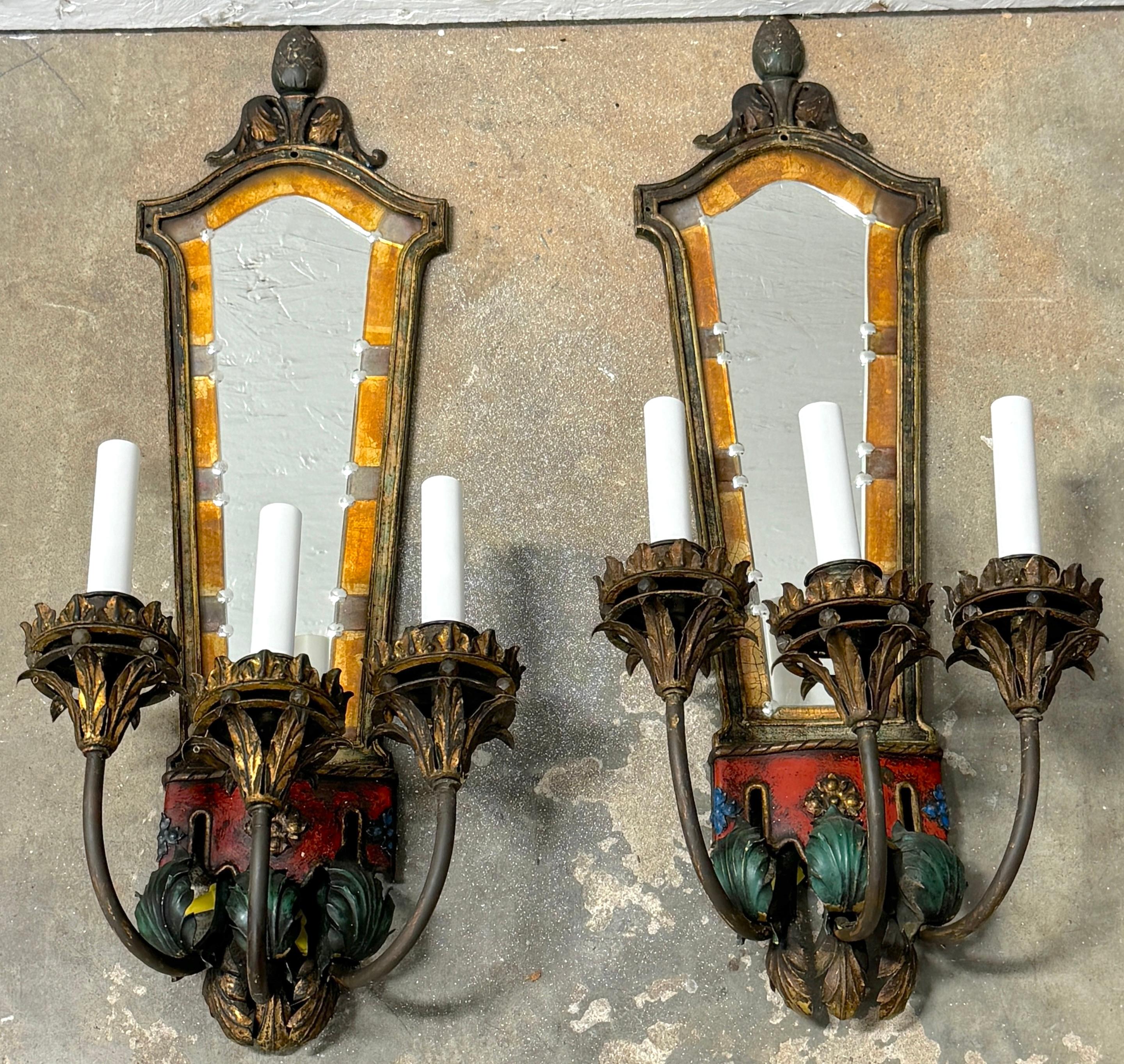 Paire d'appliques murales vénitiennes à 3 lumières en miroir d'églomisé et polychromées, Circa 1925 Bon état - En vente à West Palm Beach, FL