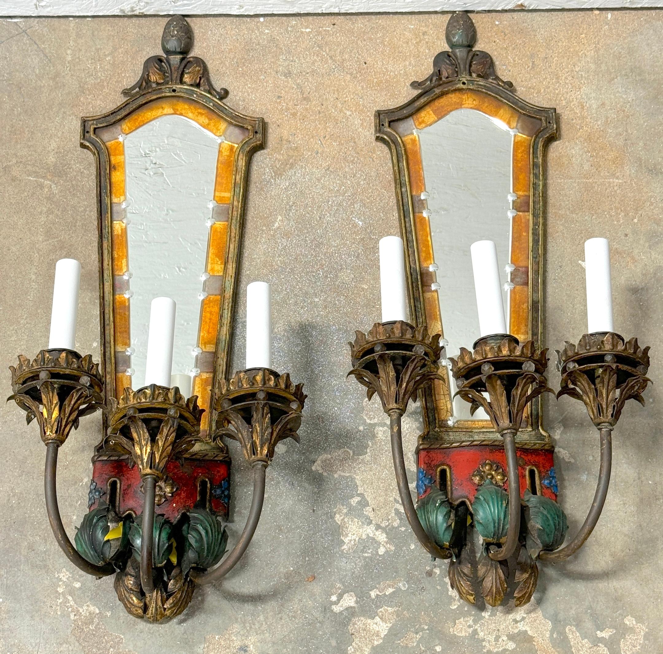 Métal Paire d'appliques murales vénitiennes à 3 lumières en miroir d'églomisé et polychromées, Circa 1925 en vente
