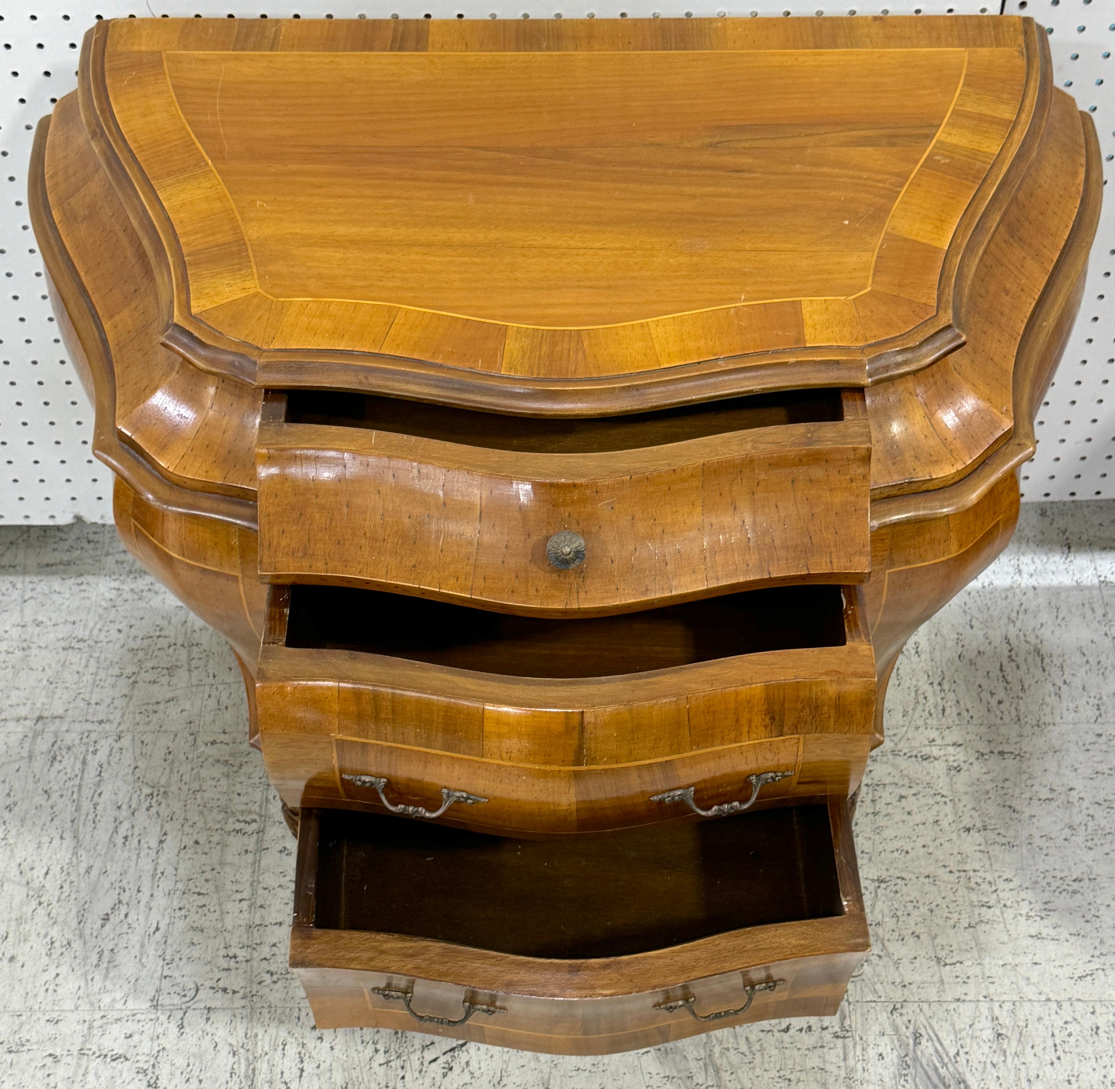 Paar venezianische Bombe-Kommoden/Nachttische aus Obstholz und Olivenholz, ca. 1950er Jahre im Angebot 5