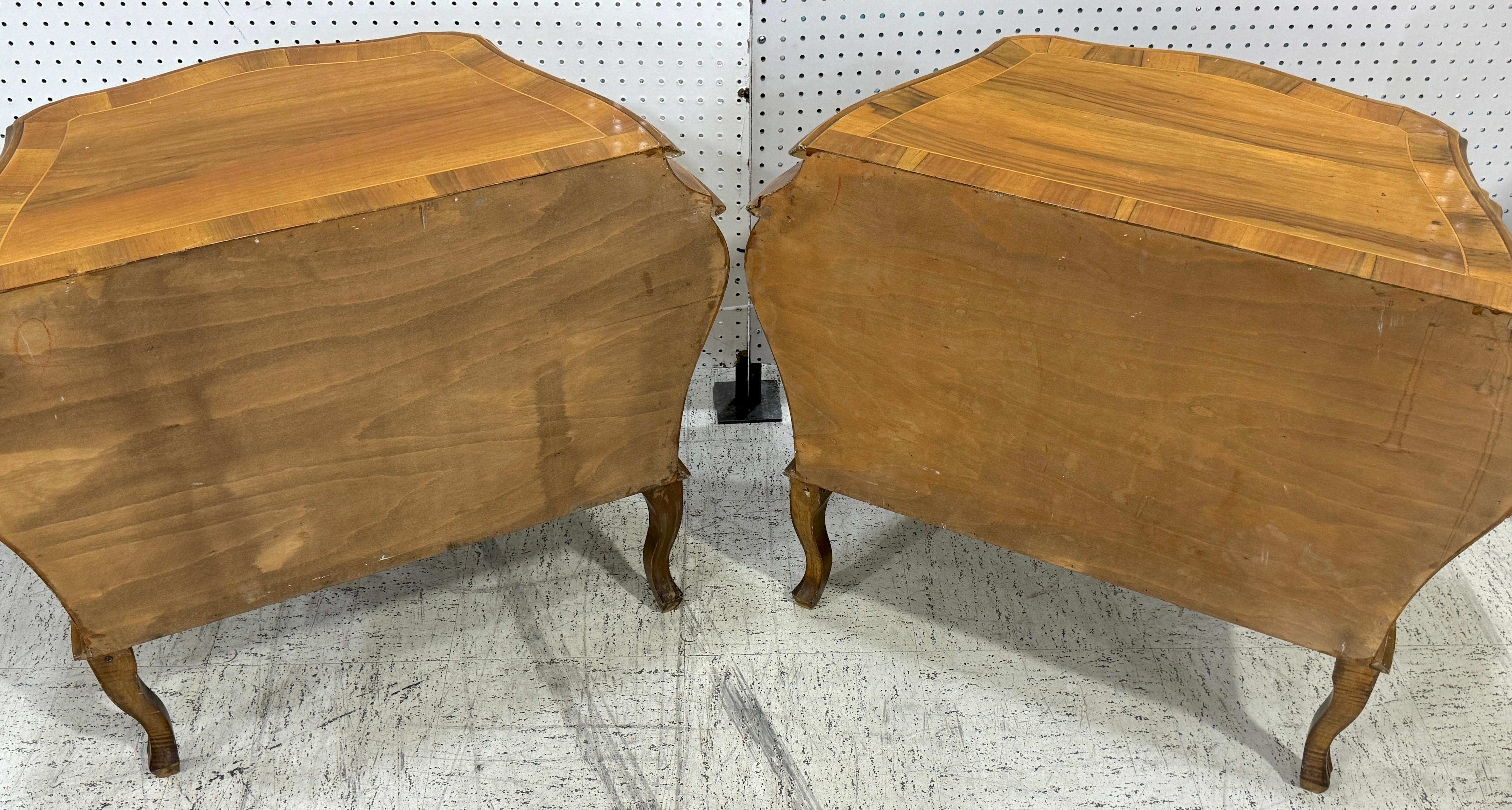 Paar venezianische Bombe-Kommoden/Nachttische aus Obstholz und Olivenholz, ca. 1950er Jahre im Zustand „Gut“ im Angebot in West Palm Beach, FL