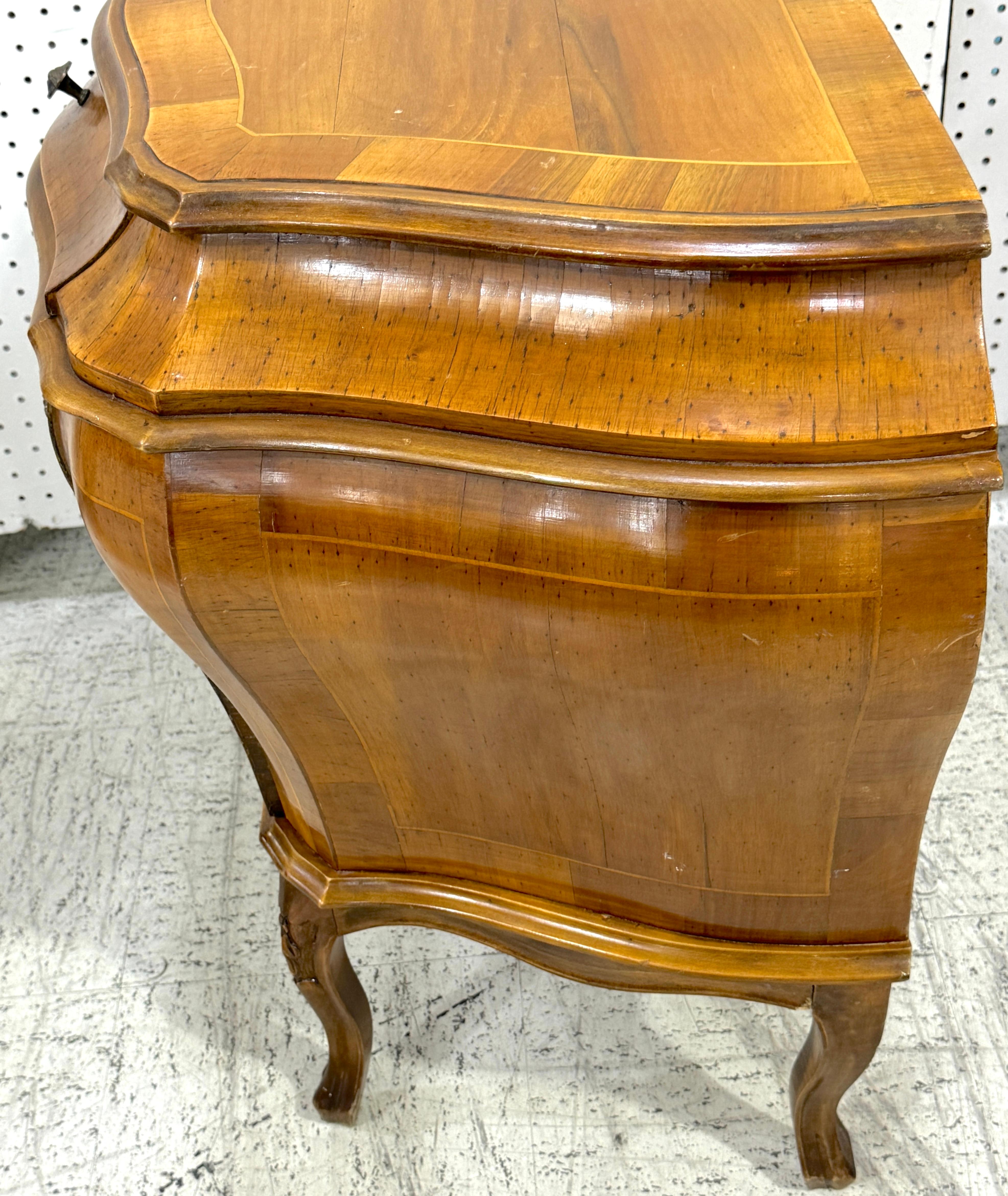 Paar venezianische Bombe-Kommoden/Nachttische aus Obstholz und Olivenholz, ca. 1950er Jahre im Angebot 2