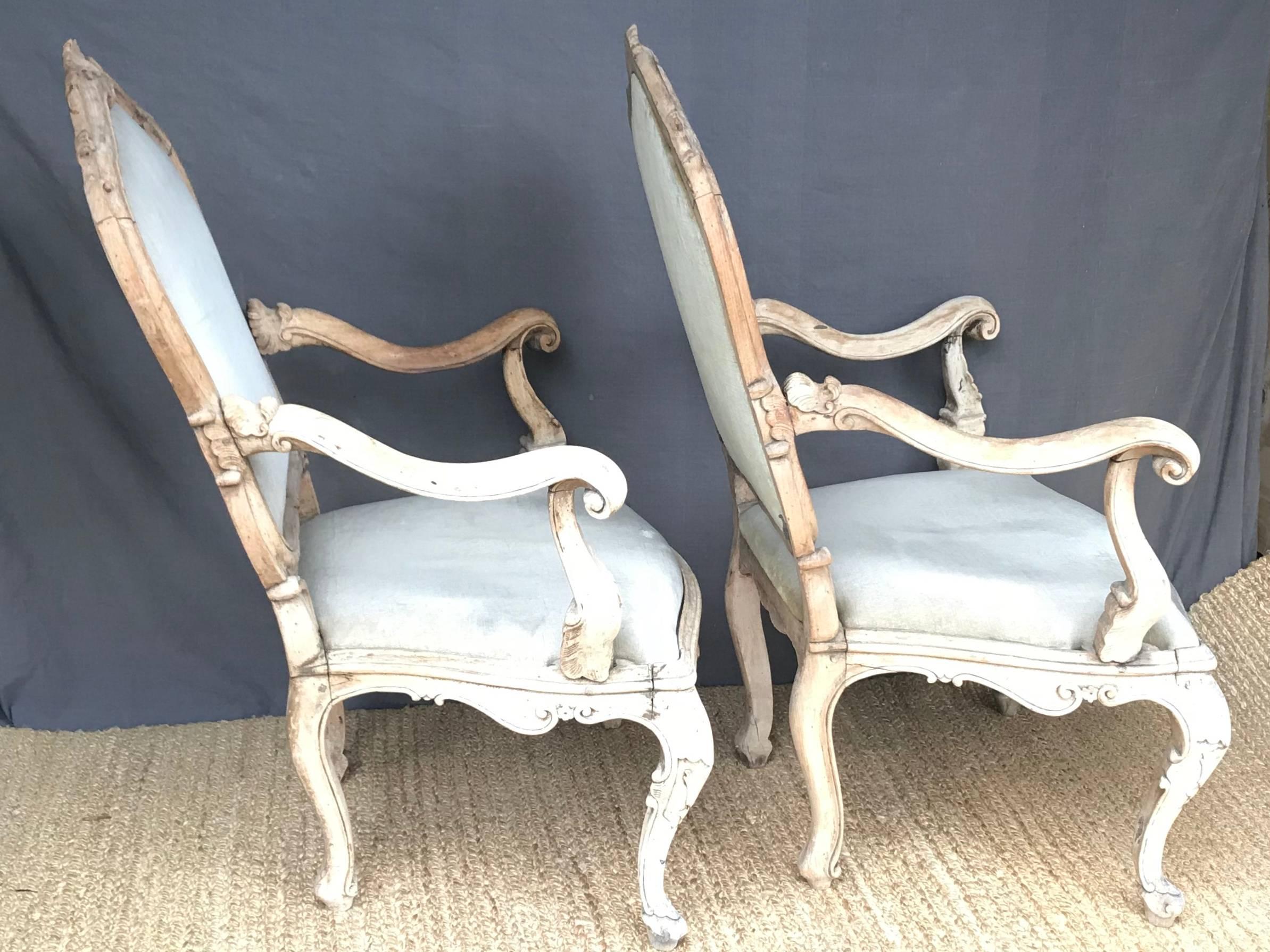 Pair Bleached Wood Venetian Open Armchairs In Good Condition For Sale In New York, NY