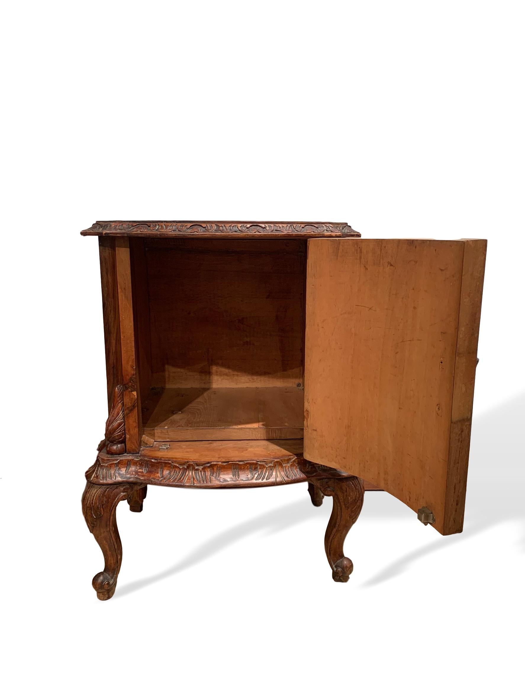 Early 20th Century Pair of Venetian Side Cabinets in Figured Walnut Hand Carved Moldings circa 1920