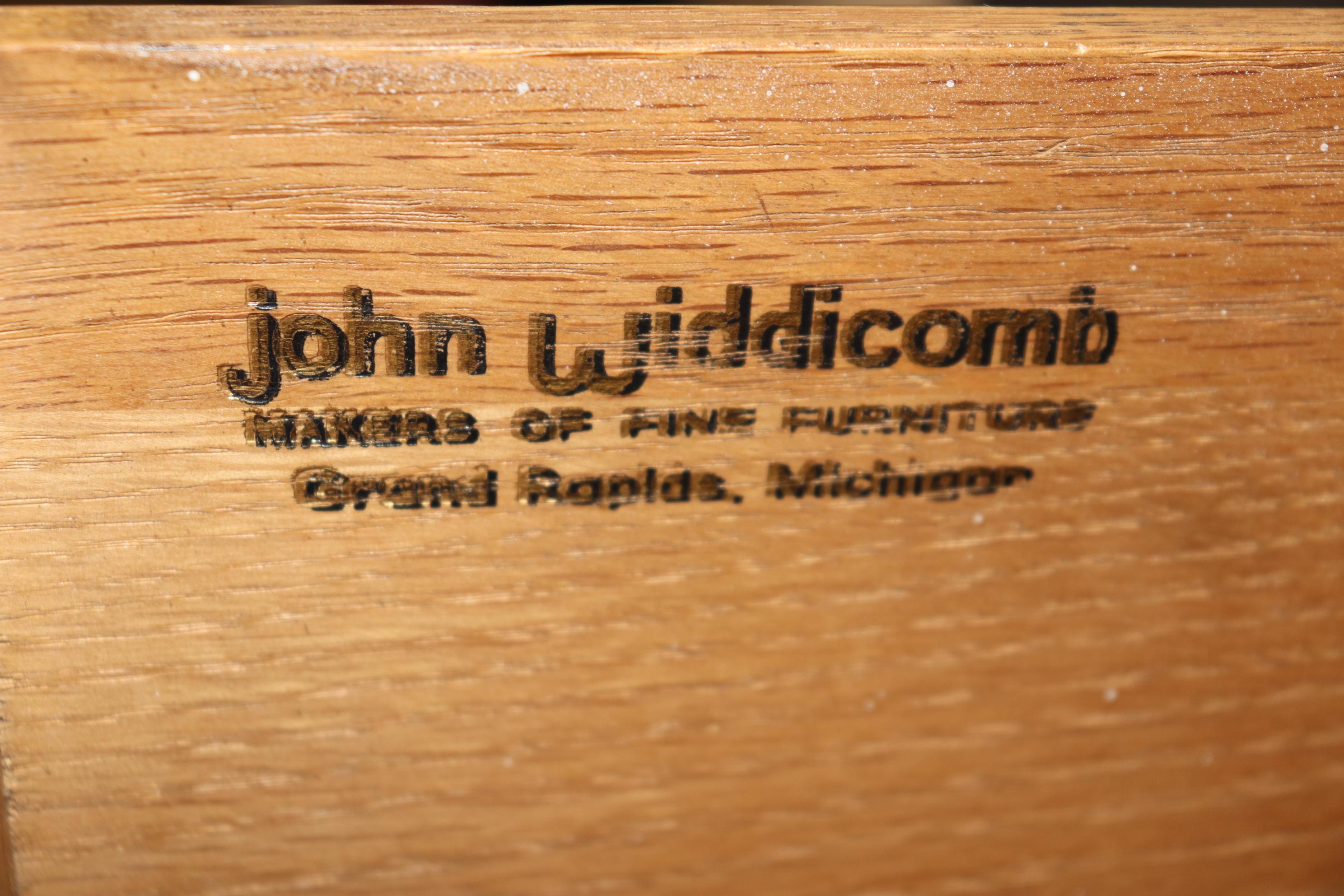 Se trata de un precioso par de mesillas de noche italianas de estilo florentino con tapa de mármol travertino, fabricadas en EE.UU. por John Widdicomb de Grand Rapids, Michigan. Los soportes están en buen estado y no tienen ningún defecto importante