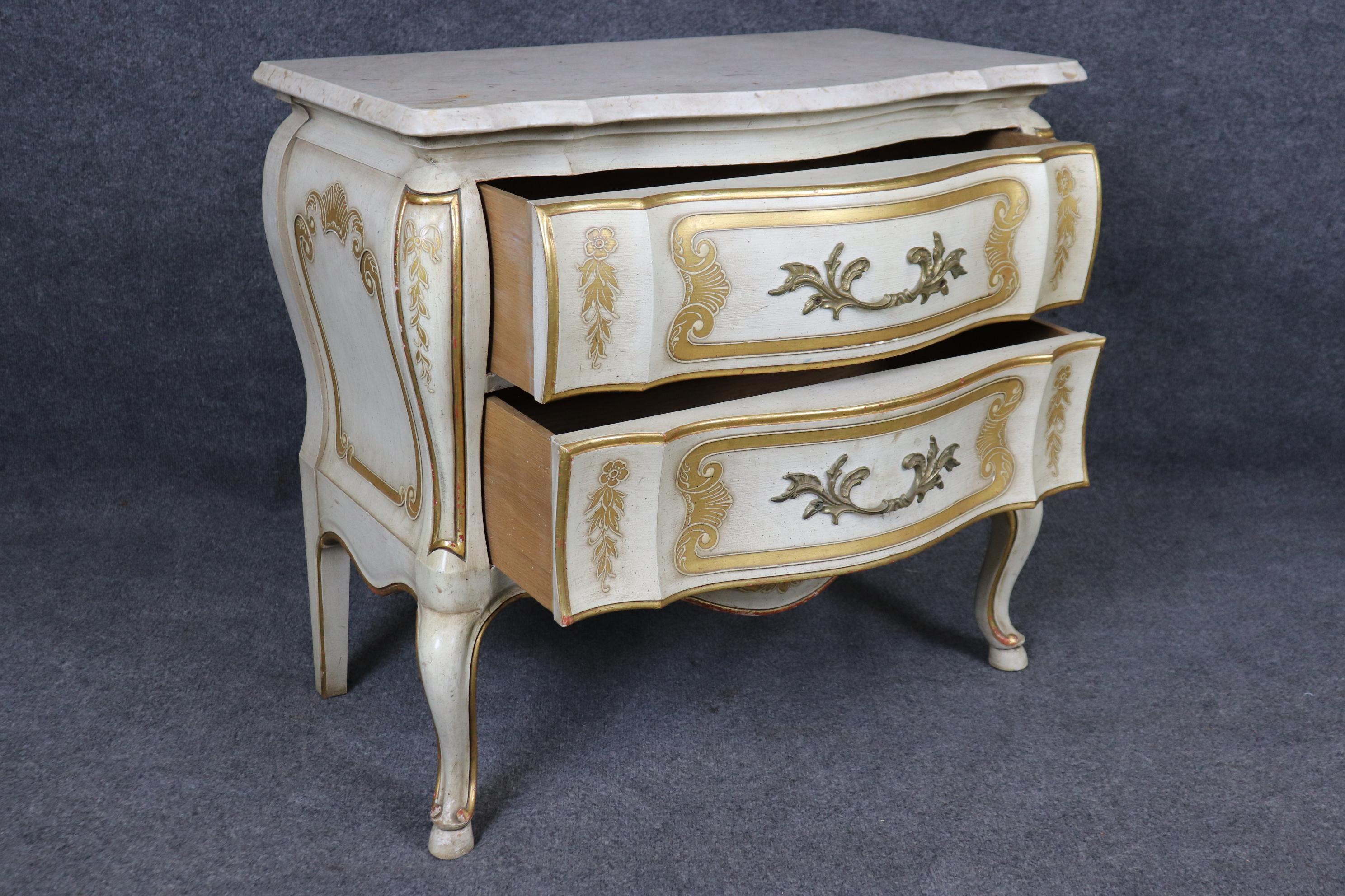 Pareja de mesillas de noche pintadas de estilo veneciano con tapa de travertino, de John Widdicomb Luis XV en venta
