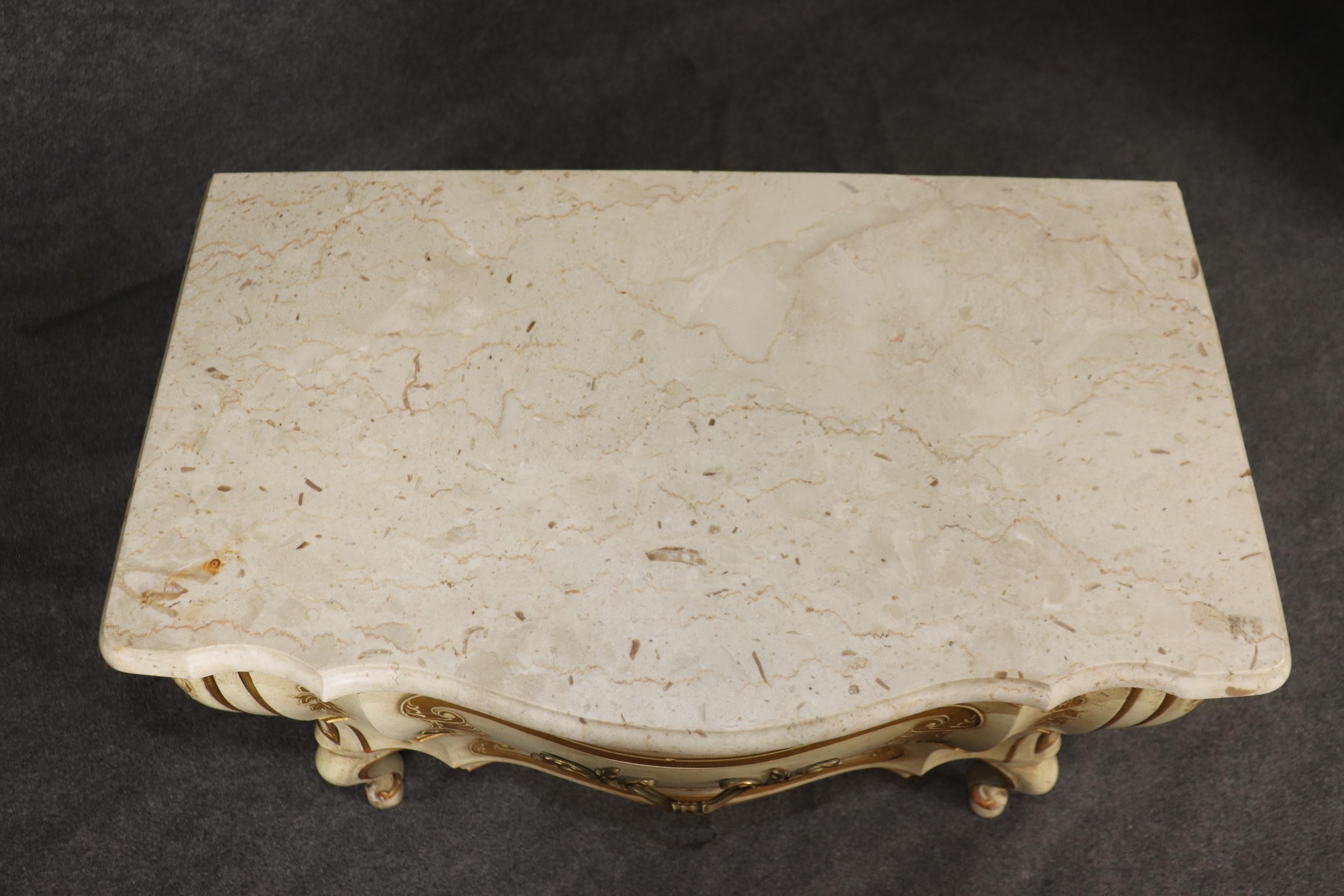 Pareja de mesillas de noche pintadas de estilo veneciano con tapa de travertino, de John Widdicomb Estadounidense en venta