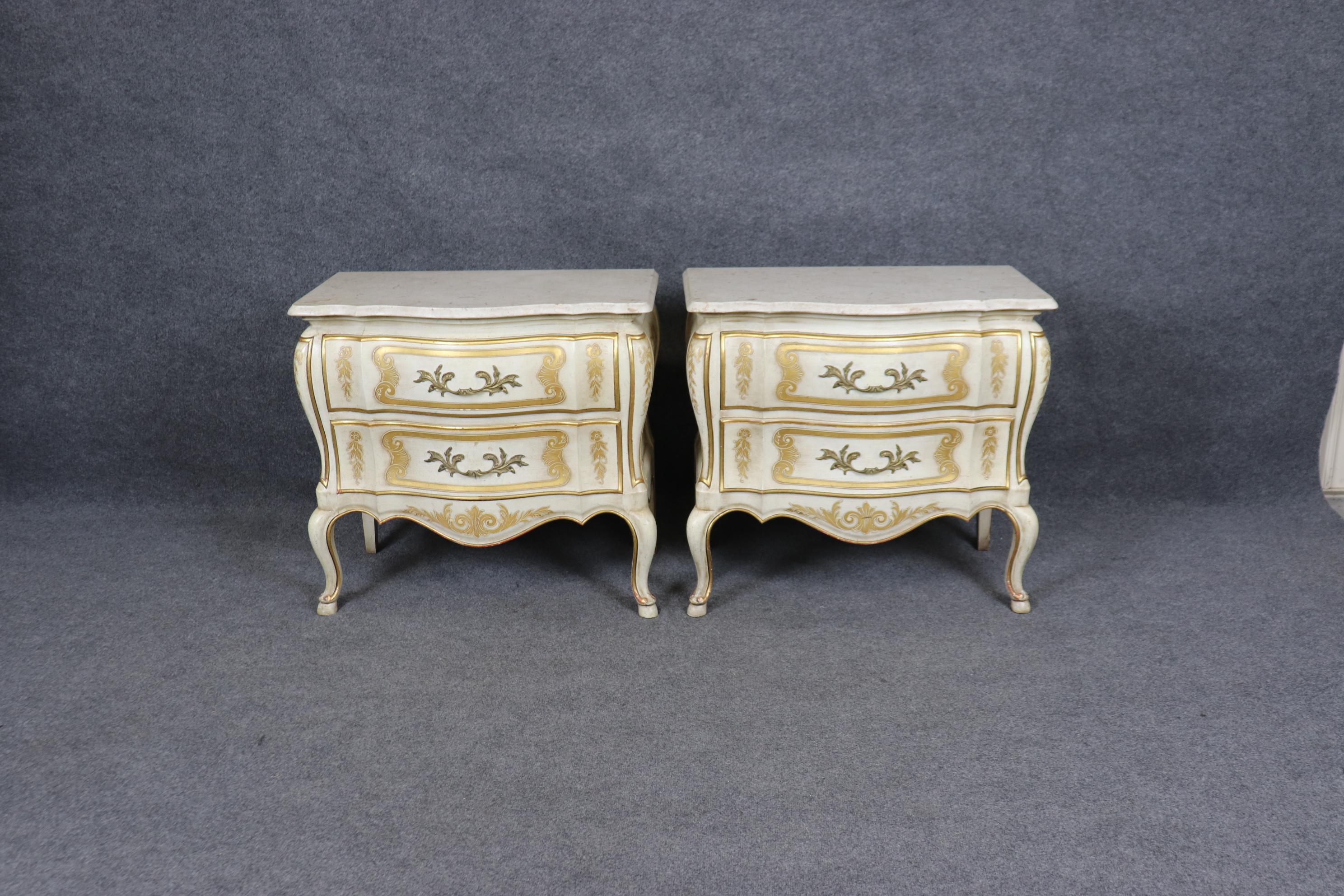 Pareja de mesillas de noche pintadas de estilo veneciano con tapa de travertino, de John Widdicomb en Bueno estado para la venta en Swedesboro, NJ