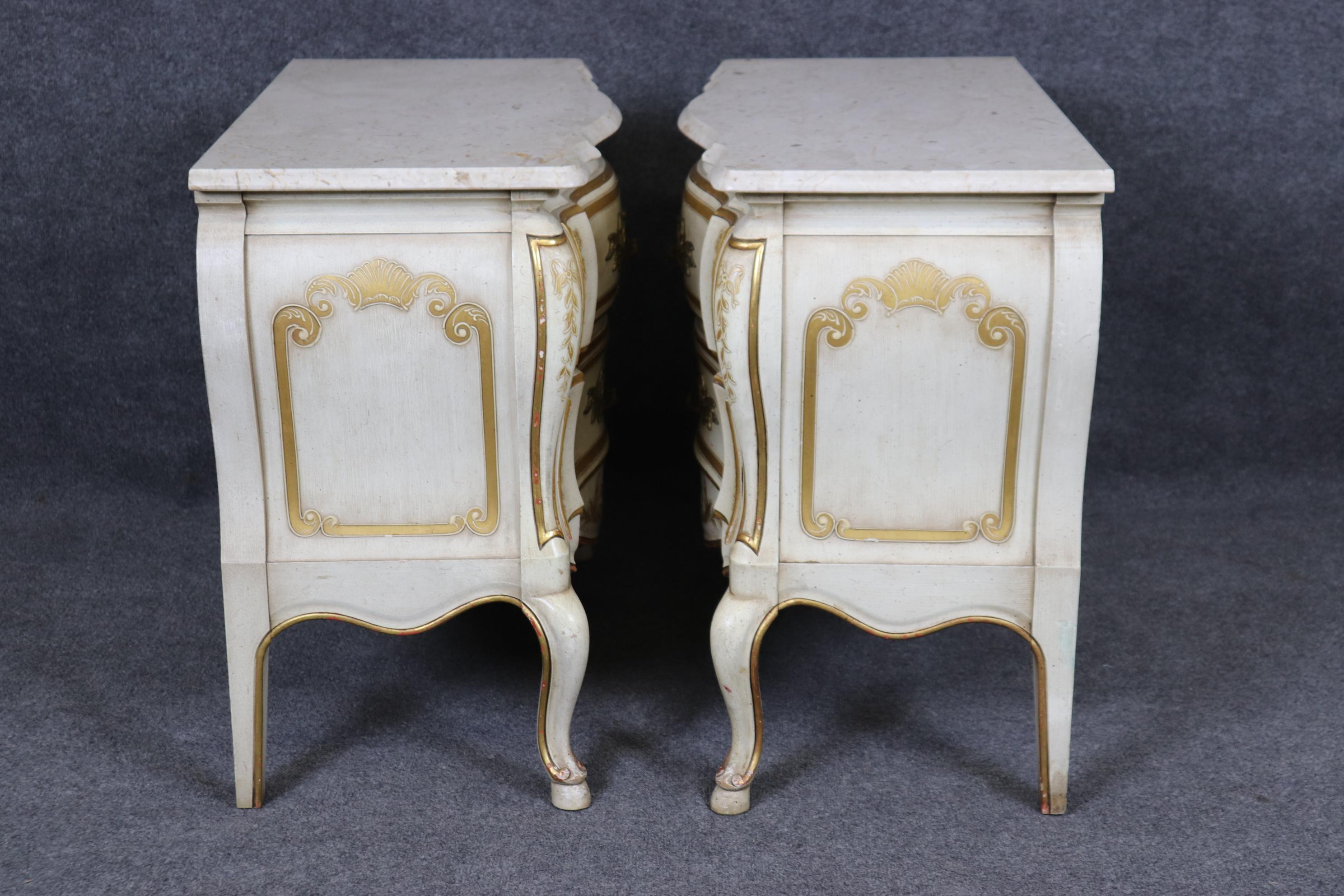 Pareja de mesillas de noche pintadas de estilo veneciano con tapa de travertino, de John Widdicomb mediados del siglo XX en venta