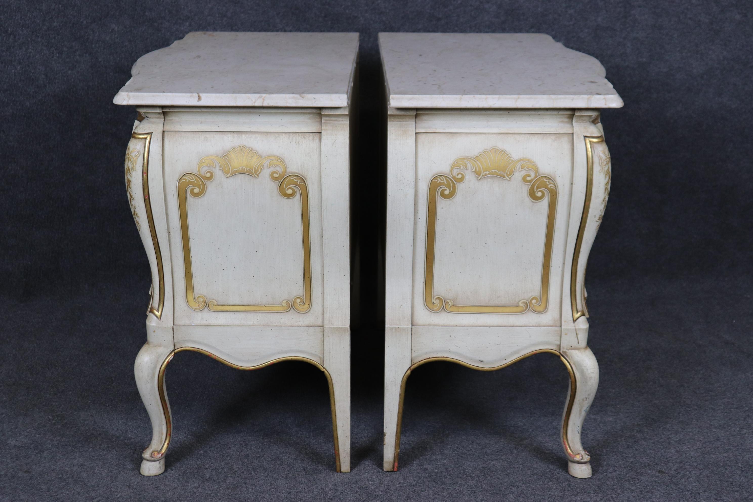 Pareja de mesillas de noche pintadas de estilo veneciano con tapa de travertino, de John Widdicomb Travertino en venta