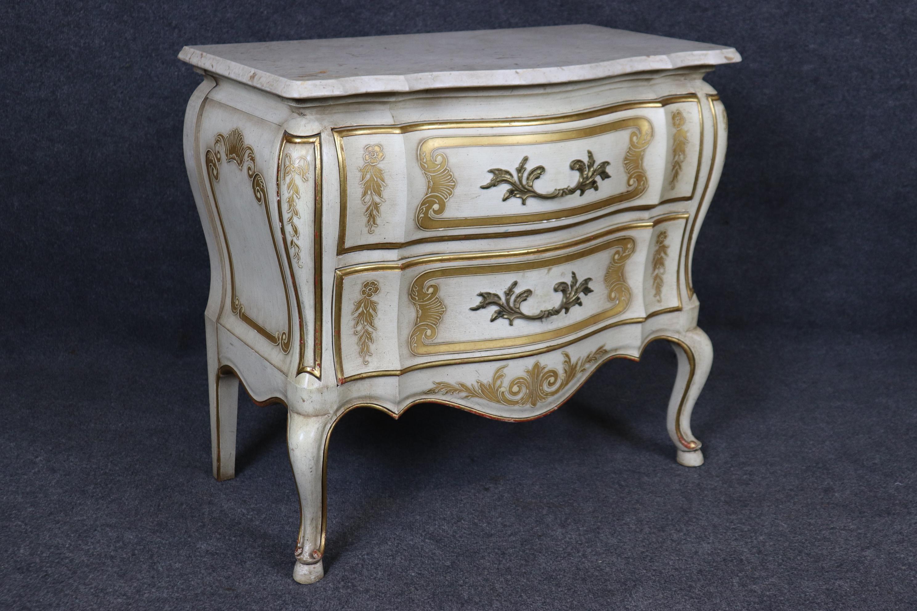 Pareja de mesillas de noche pintadas de estilo veneciano con tapa de travertino, de John Widdicomb en venta 1