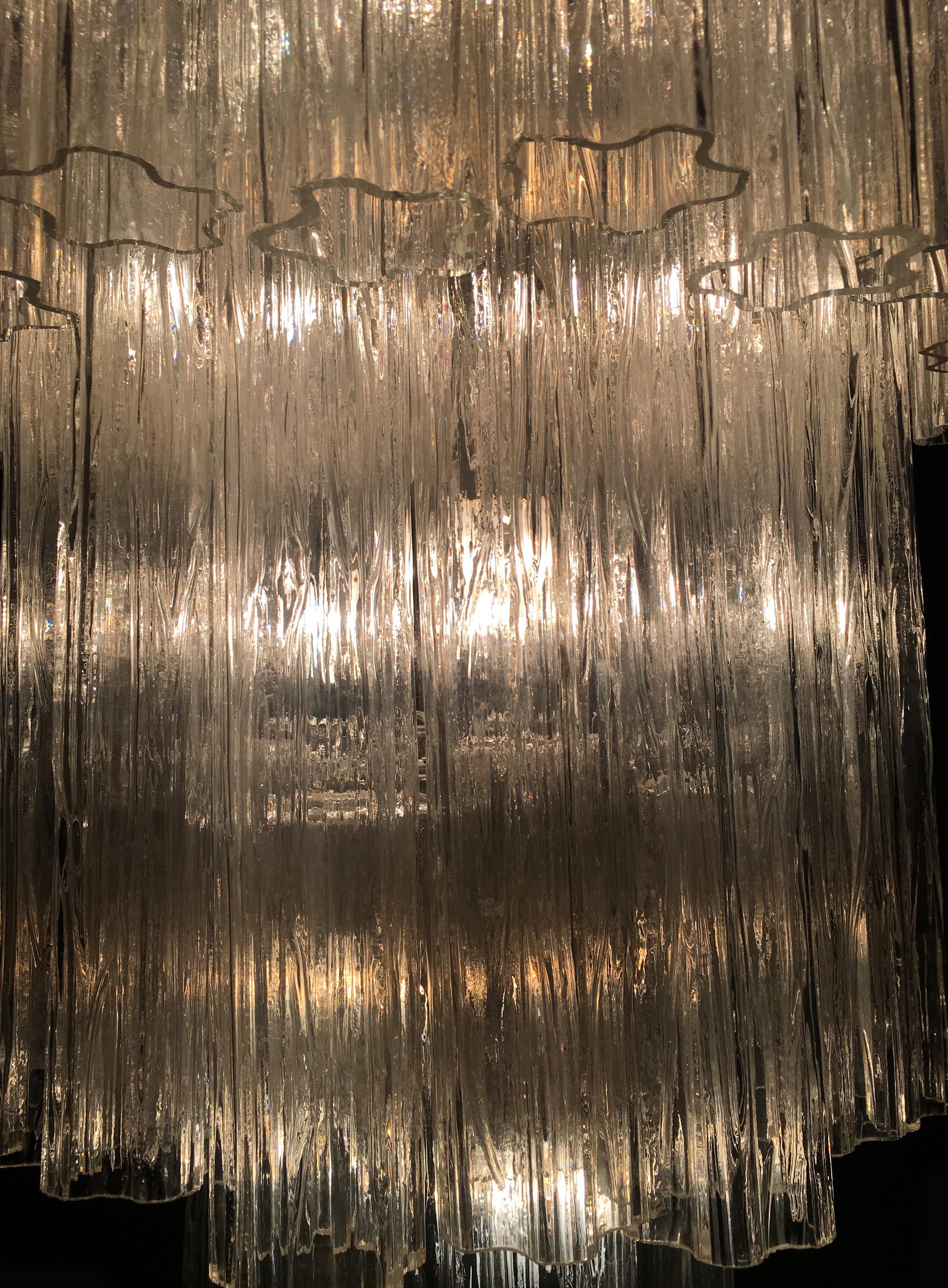 Metallo Coppia di lampadari veneziani Tronchi stile Toni Zuccheri, 48 bicchieri, Murano, 1990 in vendita