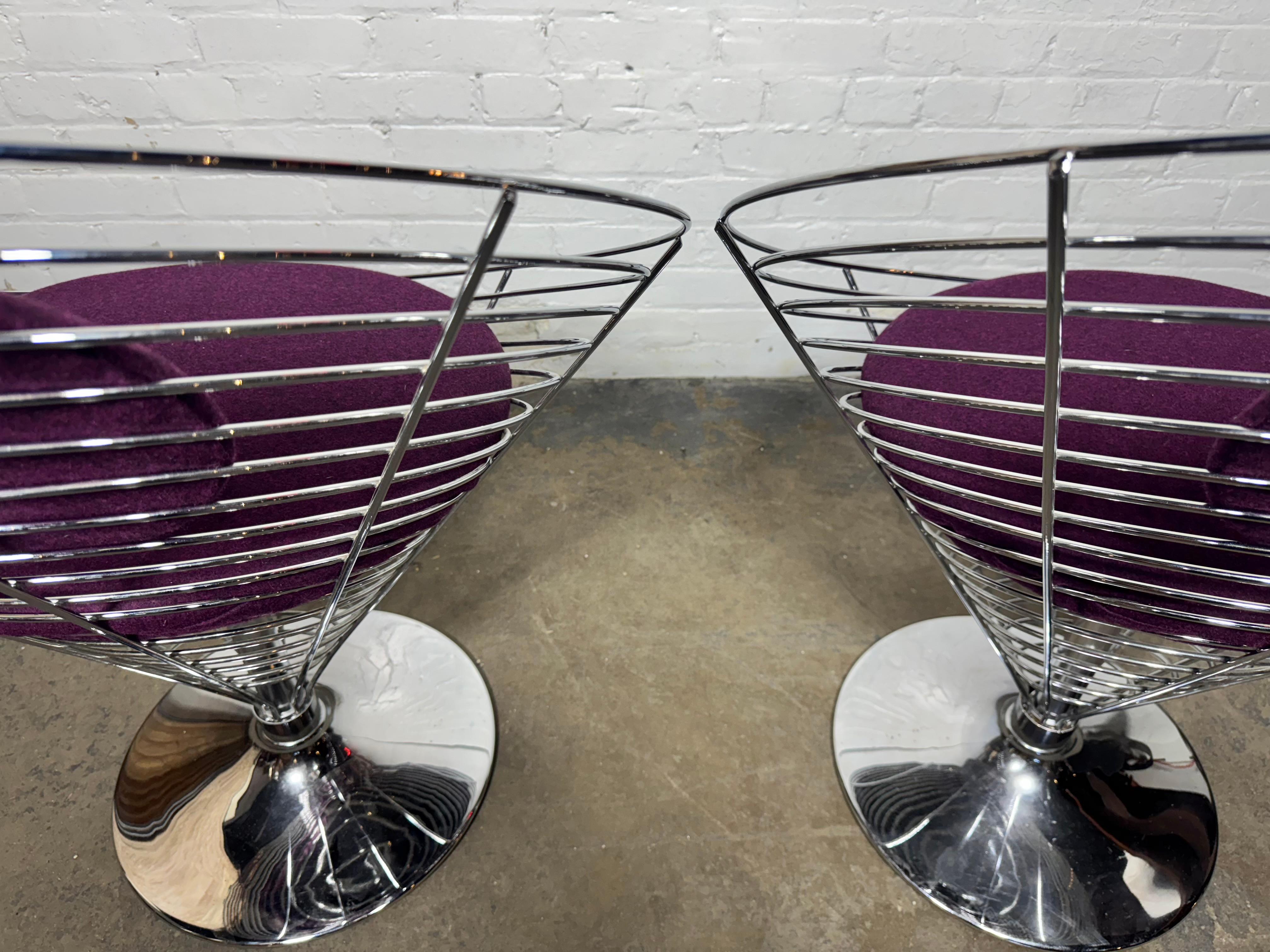 Coppia abbinata  di Verner Panton Wire Cone Chairs, finitura cromata, Pop Modernist / Space-Age... Le sedie hanno circa 20 -25 anni? Splendide condizioni originali. Ottimo design, prezzo per sedia... prezzo migliore se si acquista la coppia?