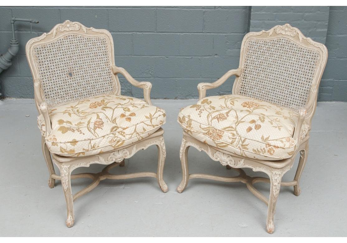 Louis XV Paire de  Fauteuils cannés sculptés et décorés de peinture à restaurer en vente