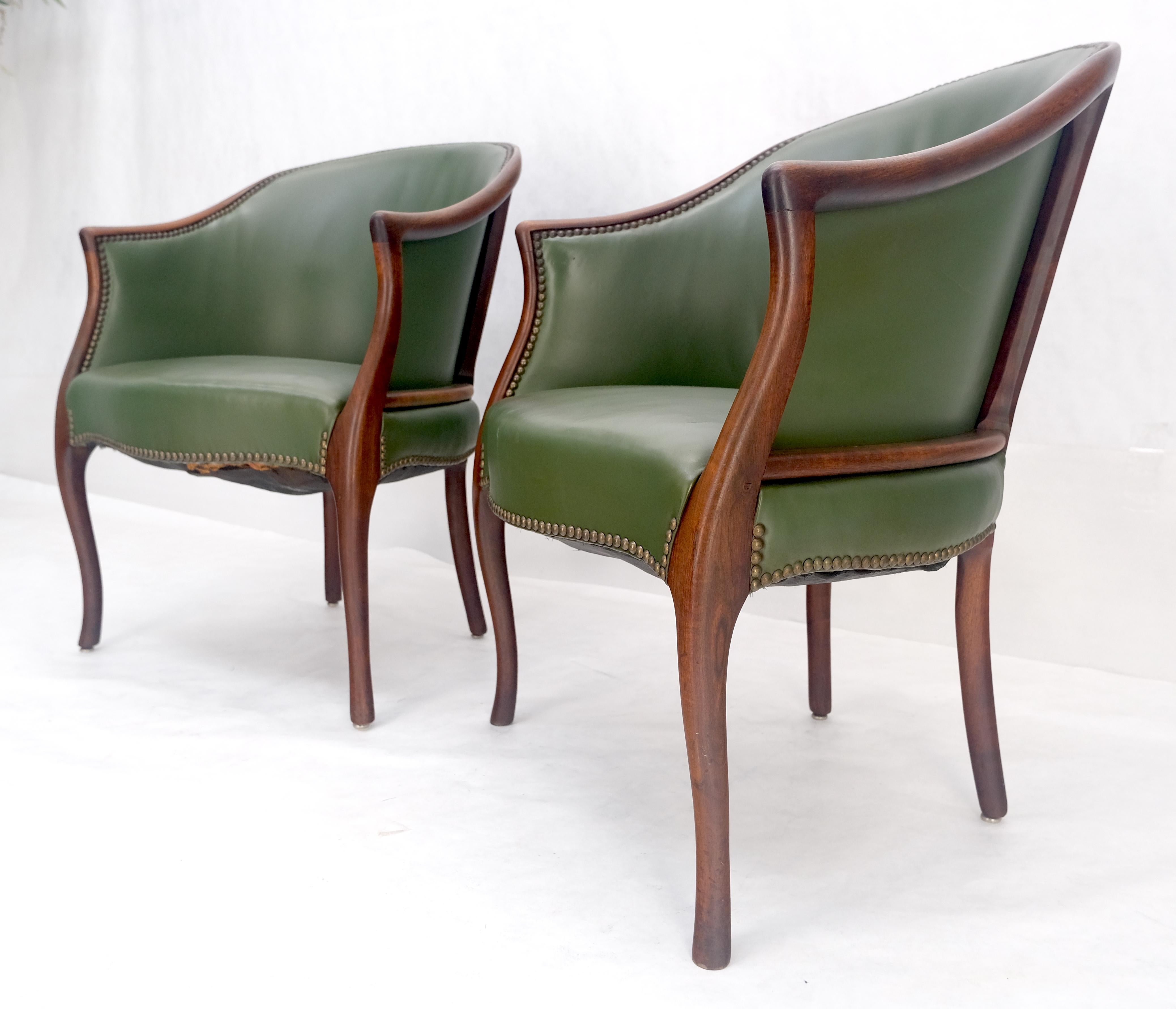 Paire de fauteuils en acajou massif avec dossier en tonneau et tapisserie en cuir en vente 2