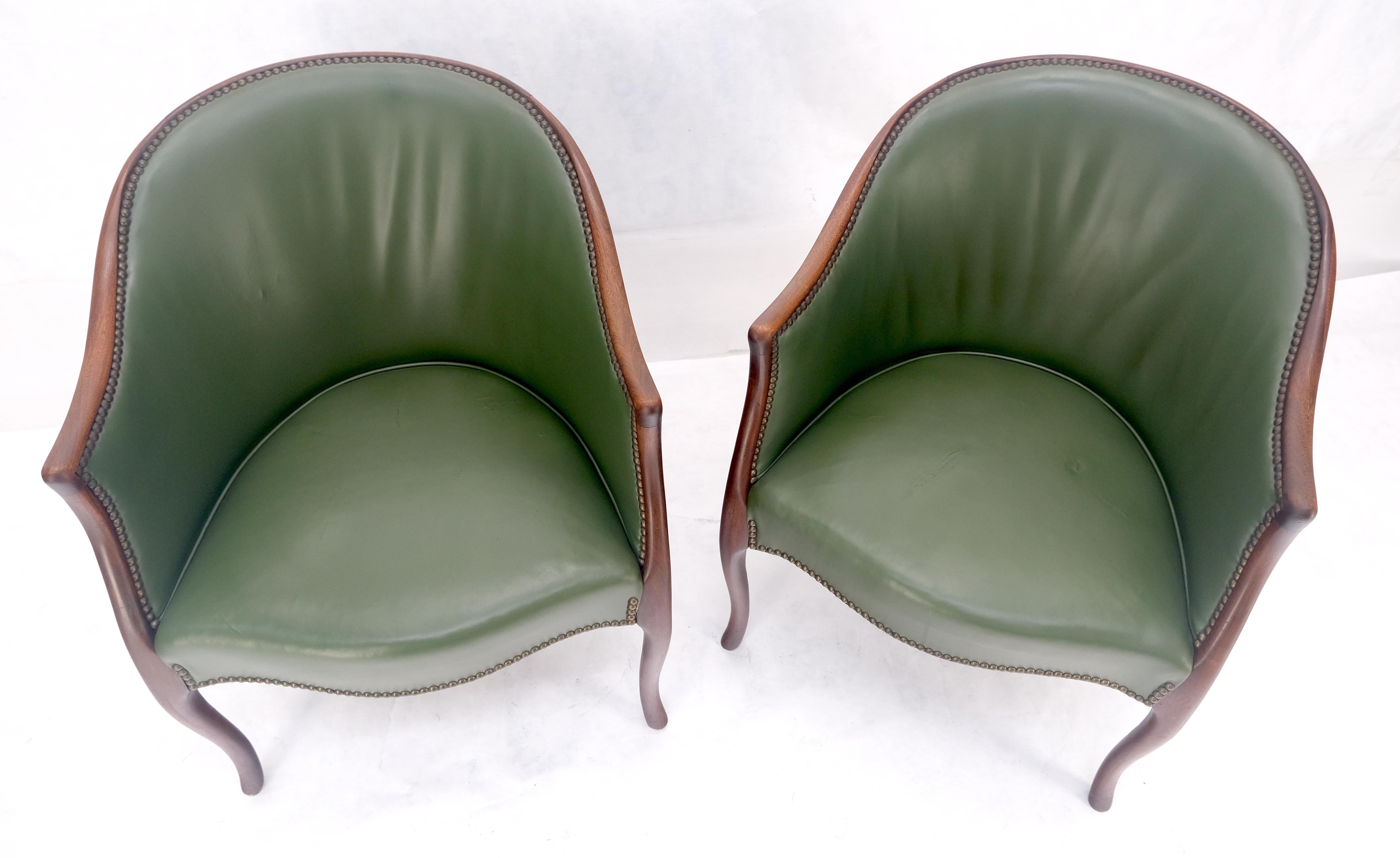 Paire de fauteuils en acajou massif avec dossier en tonneau et tapisserie en cuir en vente 3