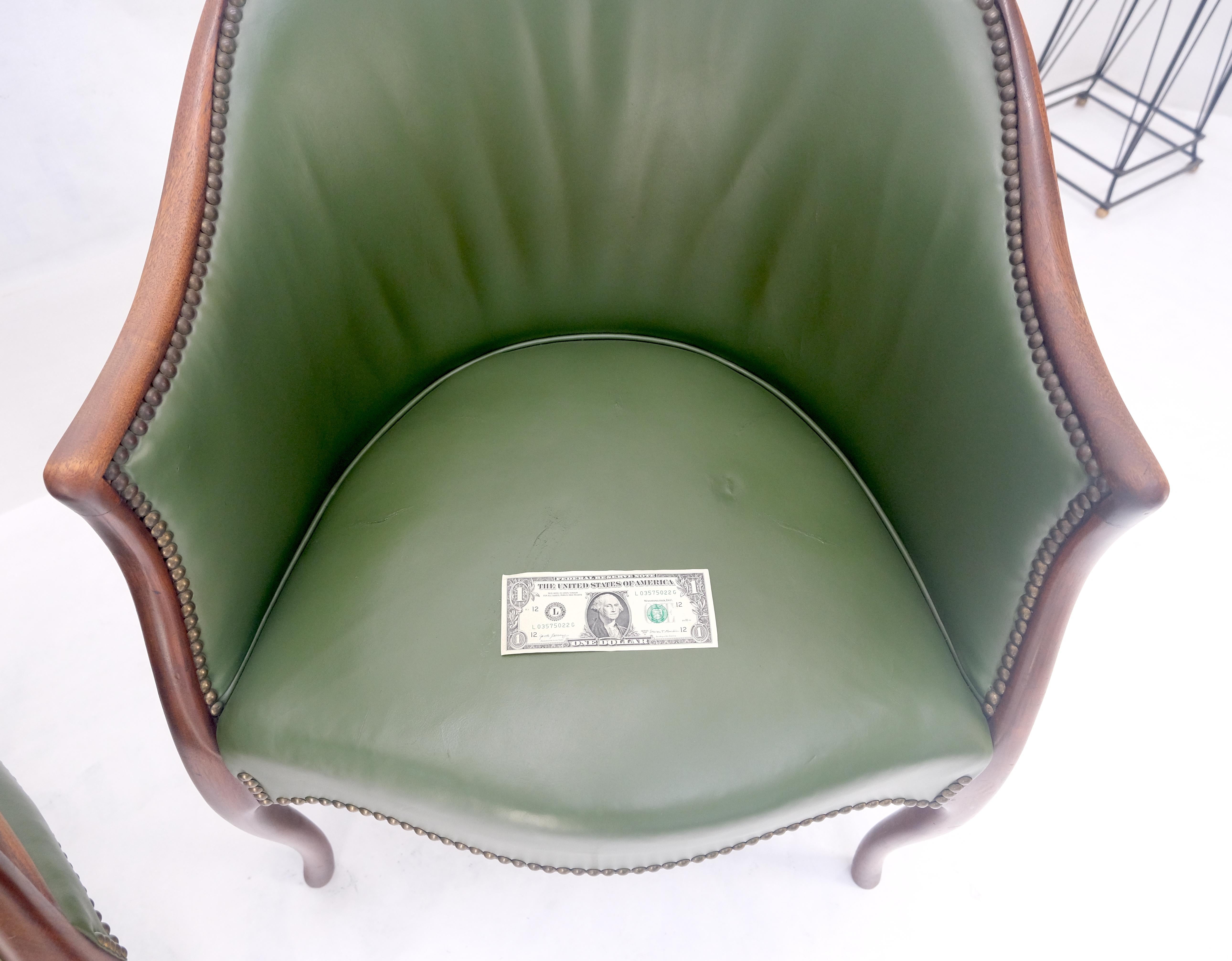 Paire de fauteuils en acajou massif avec dossier en tonneau et tapisserie en cuir en vente 4