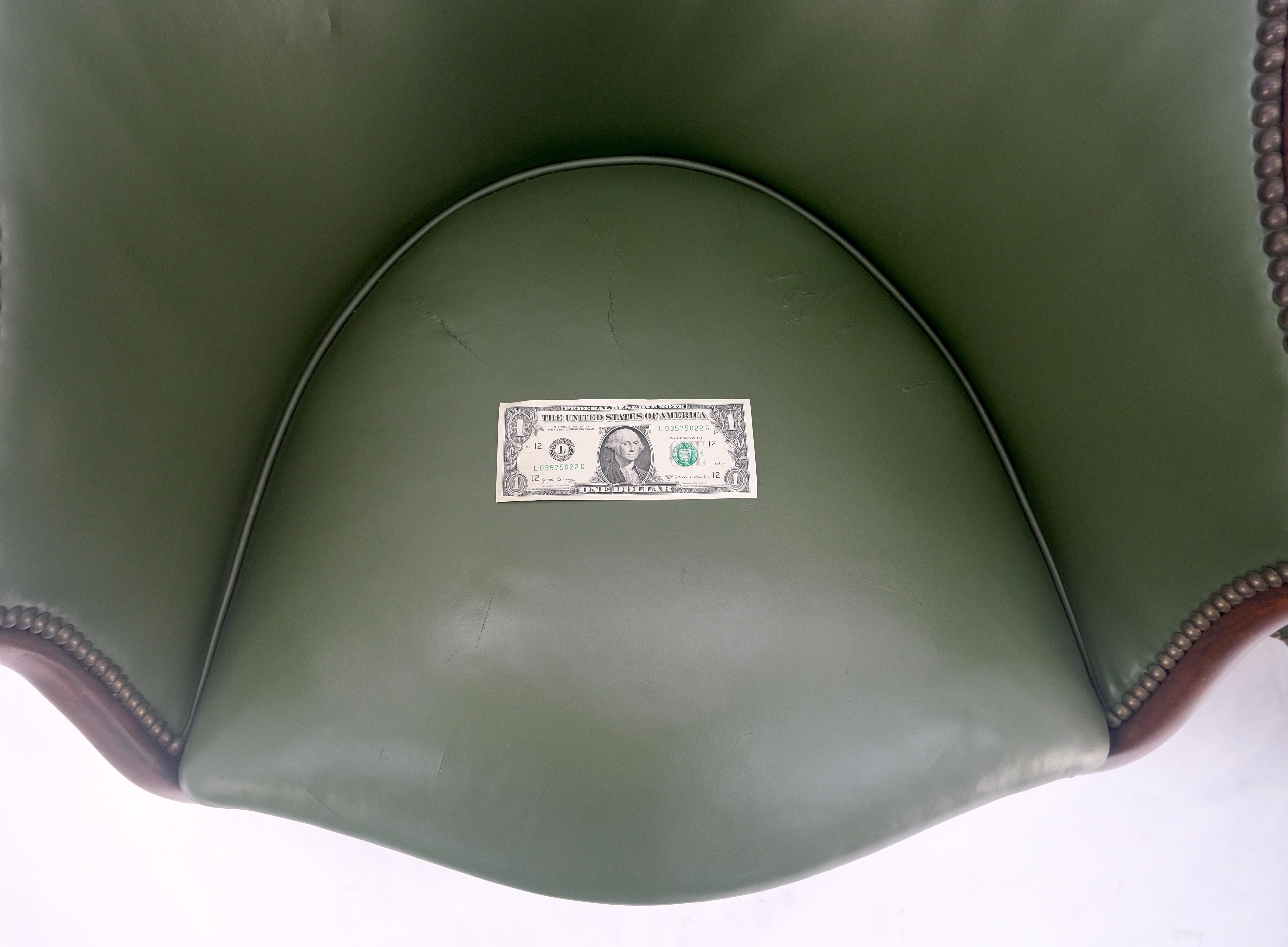 Paire de fauteuils en acajou massif avec dossier en tonneau et tapisserie en cuir en vente 5