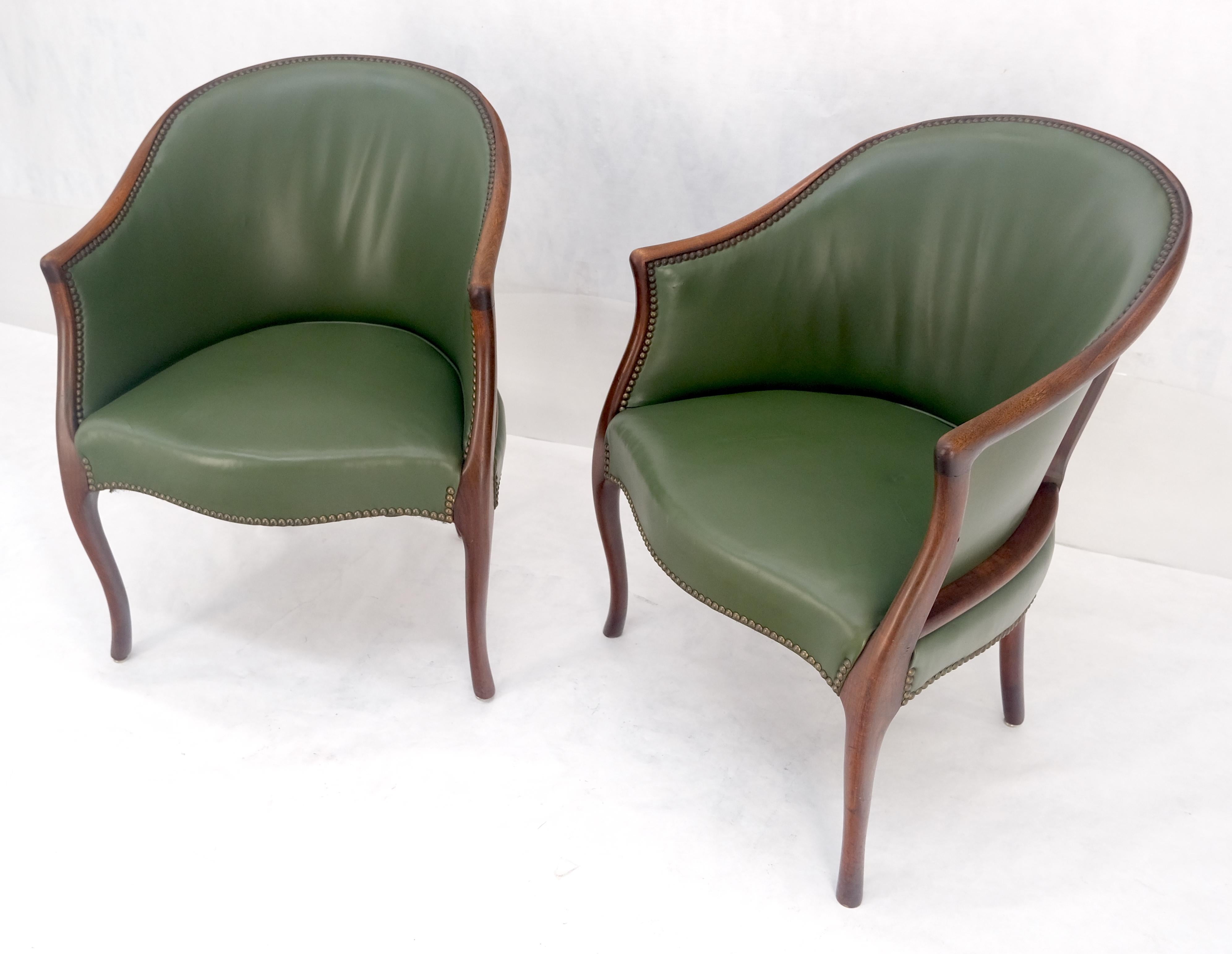 Paire de fauteuils en acajou massif avec dossier en tonneau et tapisserie en cuir en vente 7