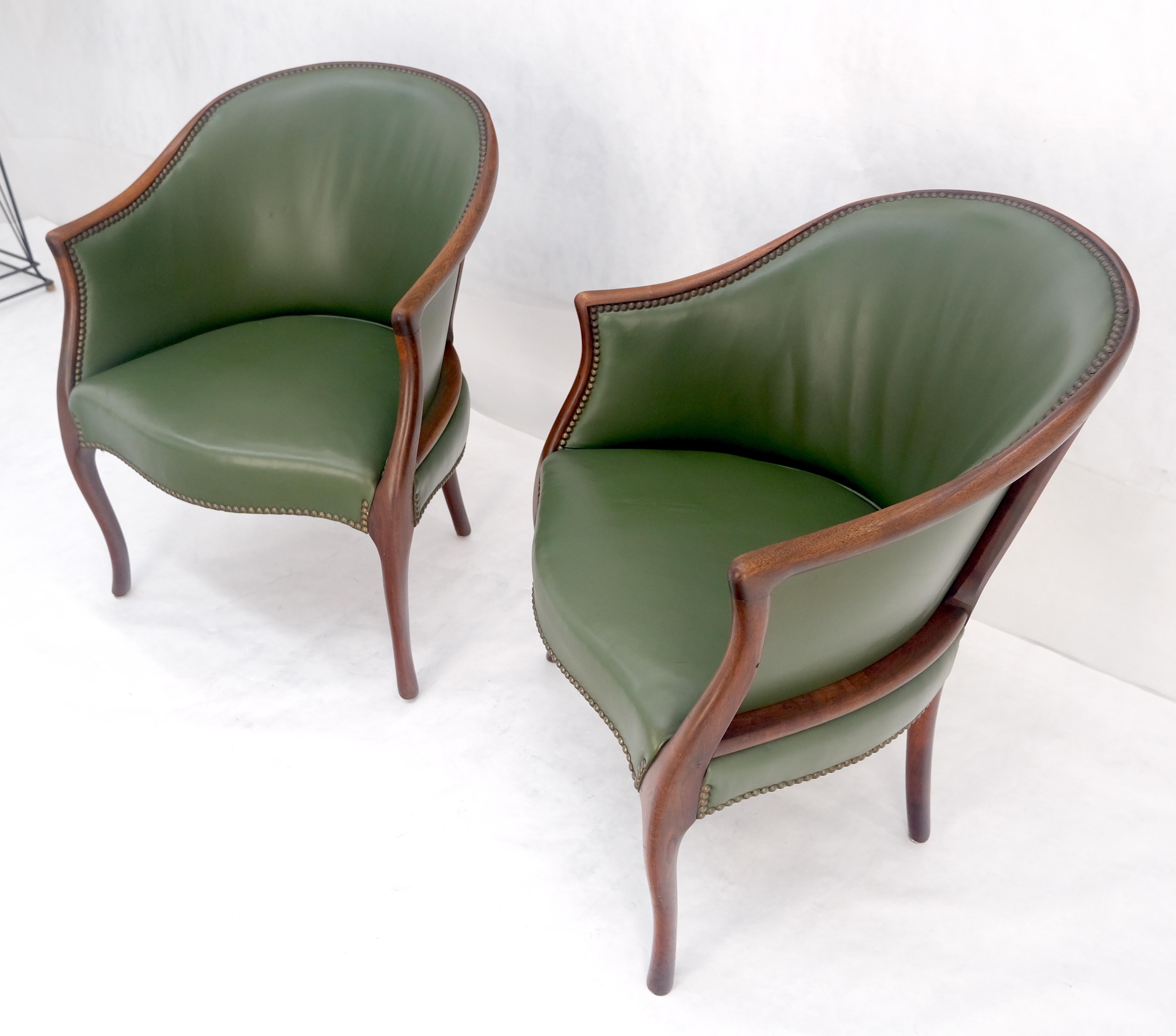 Paire de fauteuils en acajou massif avec dossier en tonneau et tapisserie en cuir en vente 8