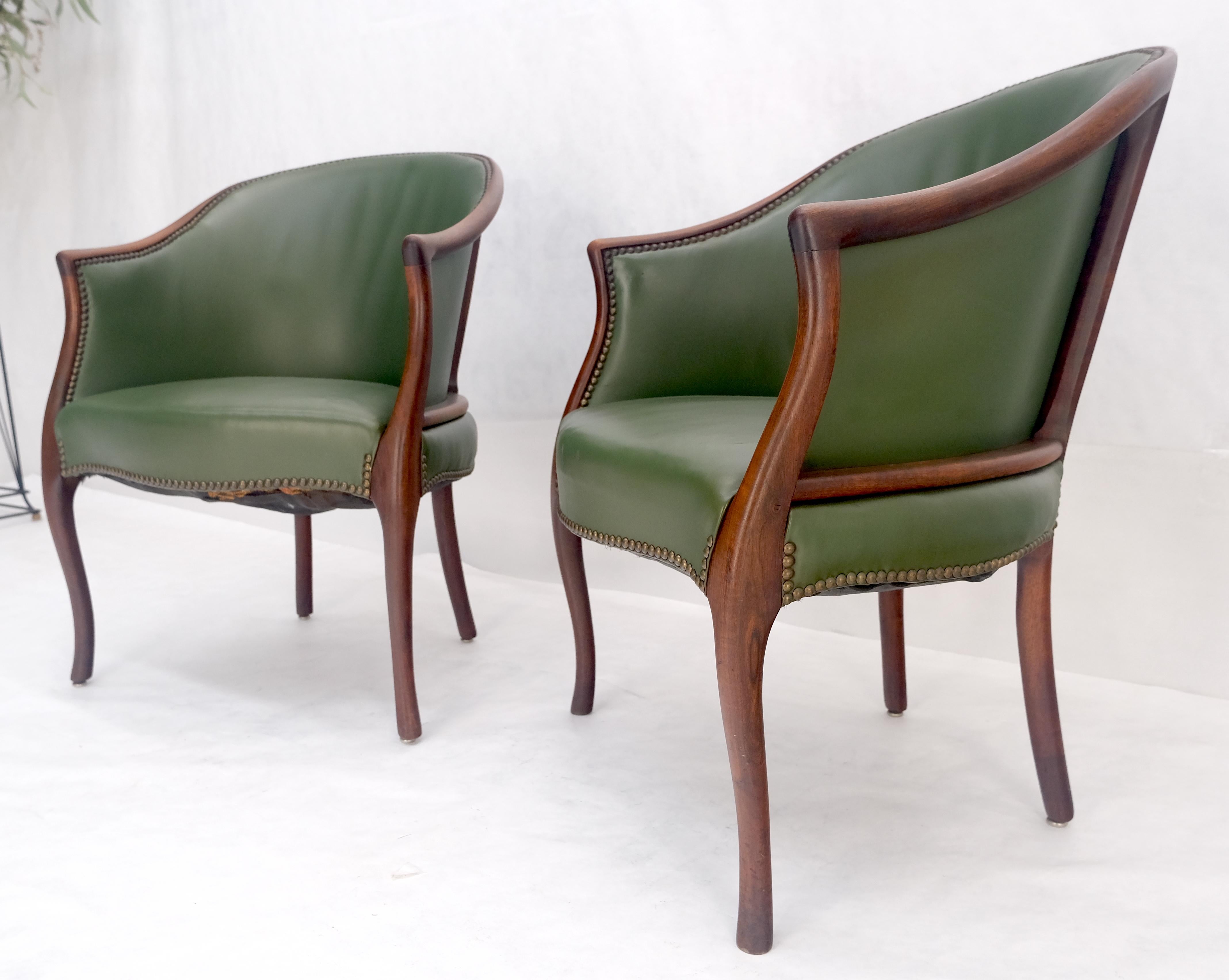 Paire de fauteuils en acajou massif avec dossier en tonneau et tapisserie en cuir en vente 9