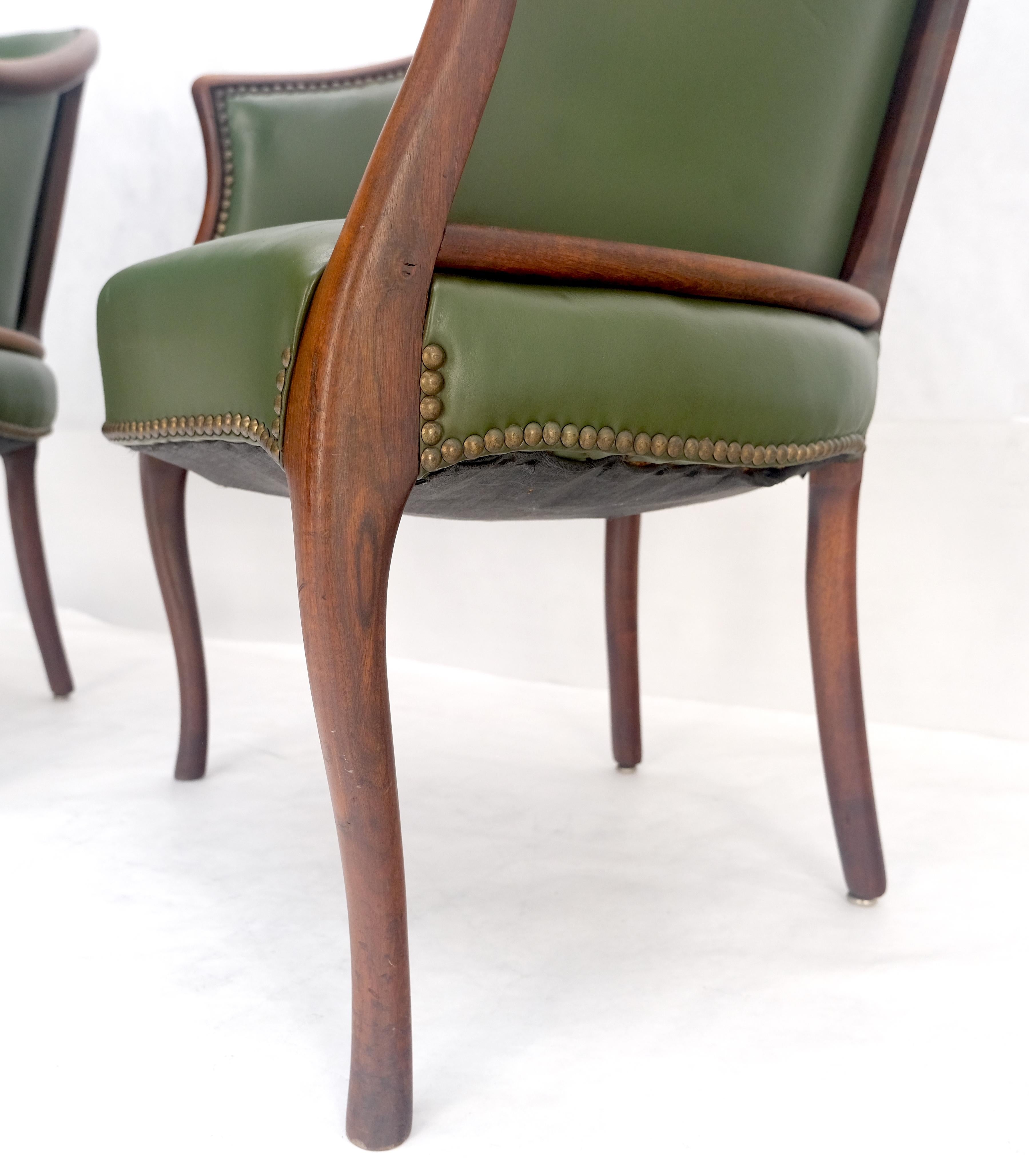 Paire de fauteuils en acajou massif avec dossier en tonneau et tapisserie en cuir 