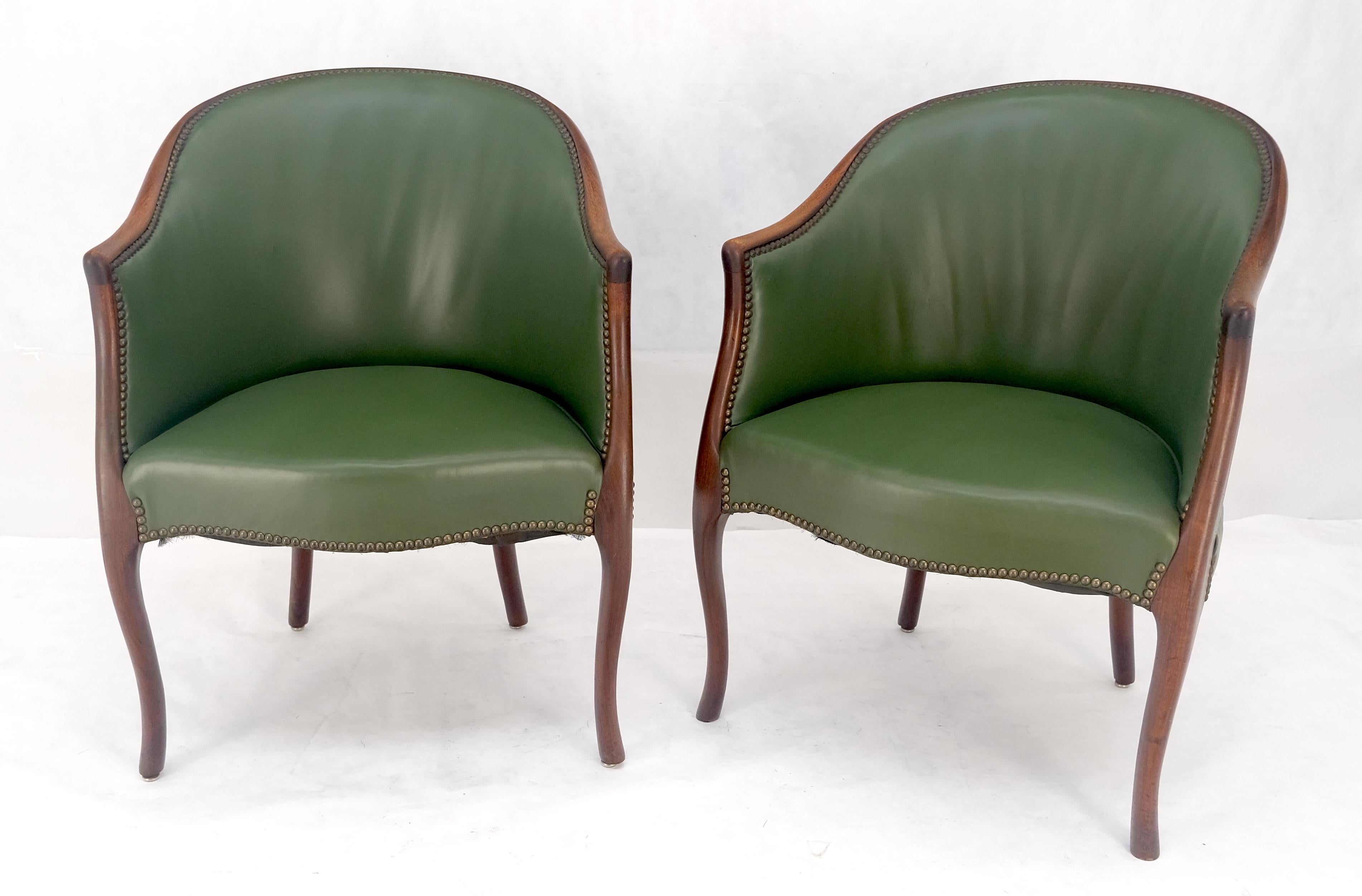 Mid-Century Modern Paire de fauteuils en acajou massif avec dossier en tonneau et tapisserie en cuir en vente