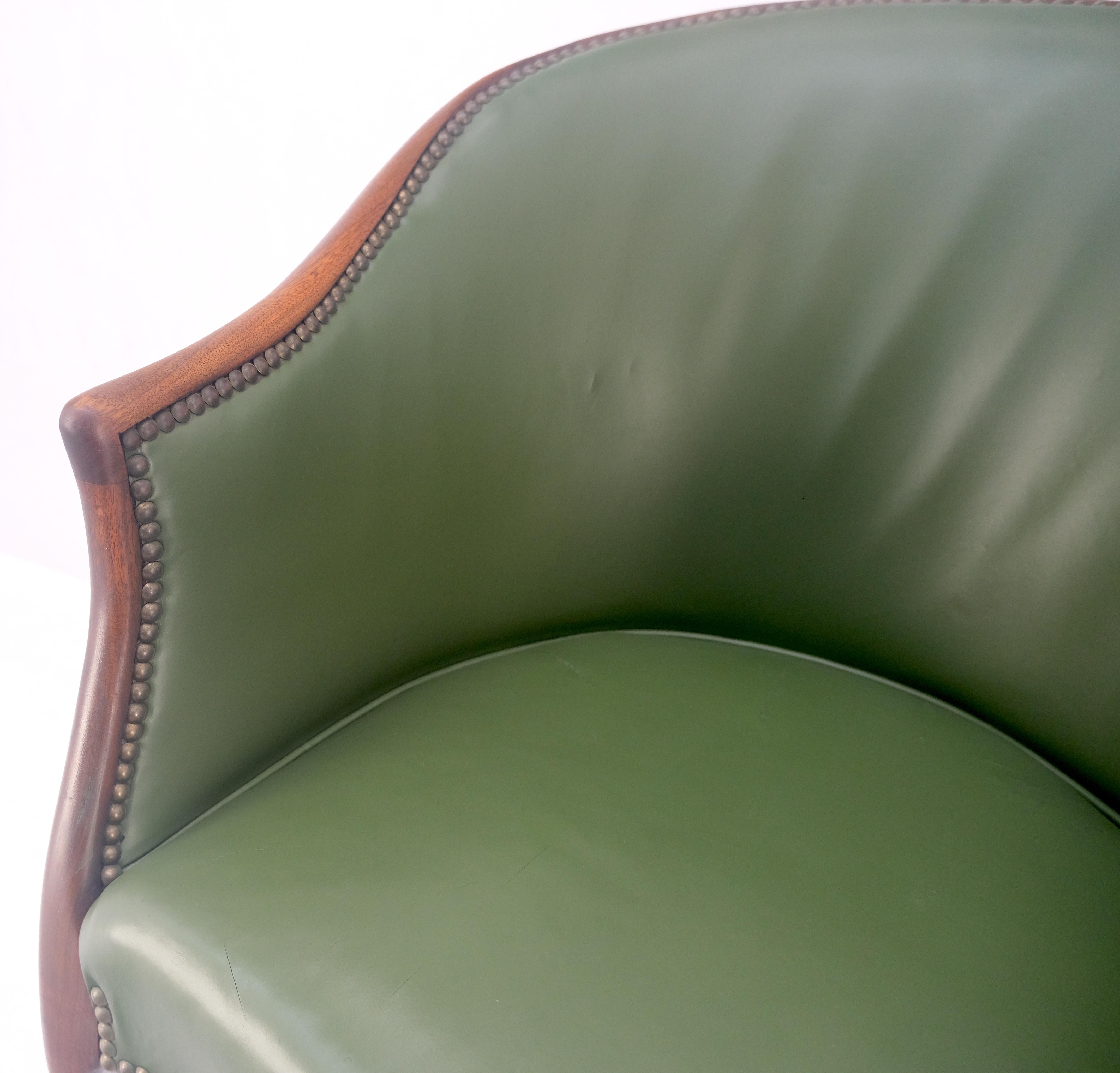 Américain Paire de fauteuils en acajou massif avec dossier en tonneau et tapisserie en cuir en vente