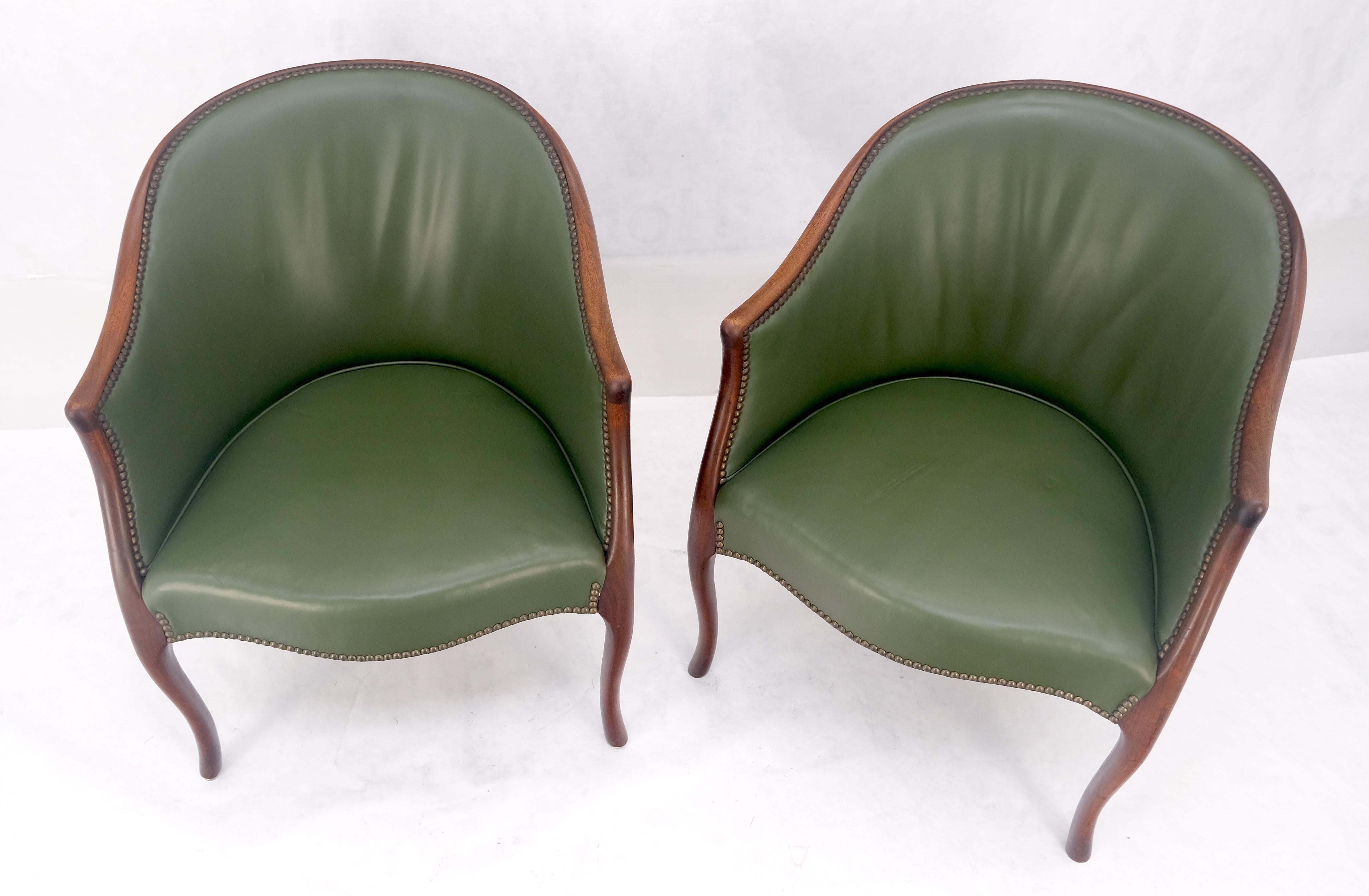 Laqué Paire de fauteuils en acajou massif avec dossier en tonneau et tapisserie en cuir en vente
