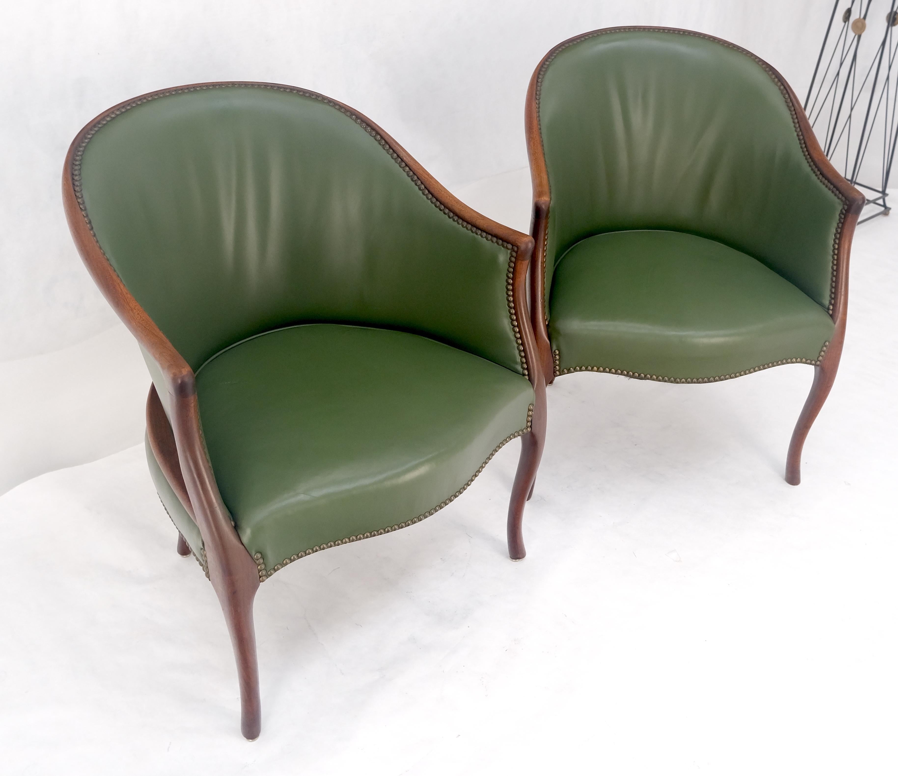 Paire de fauteuils en acajou massif avec dossier en tonneau et tapisserie en cuir Bon état - En vente à Rockaway, NJ