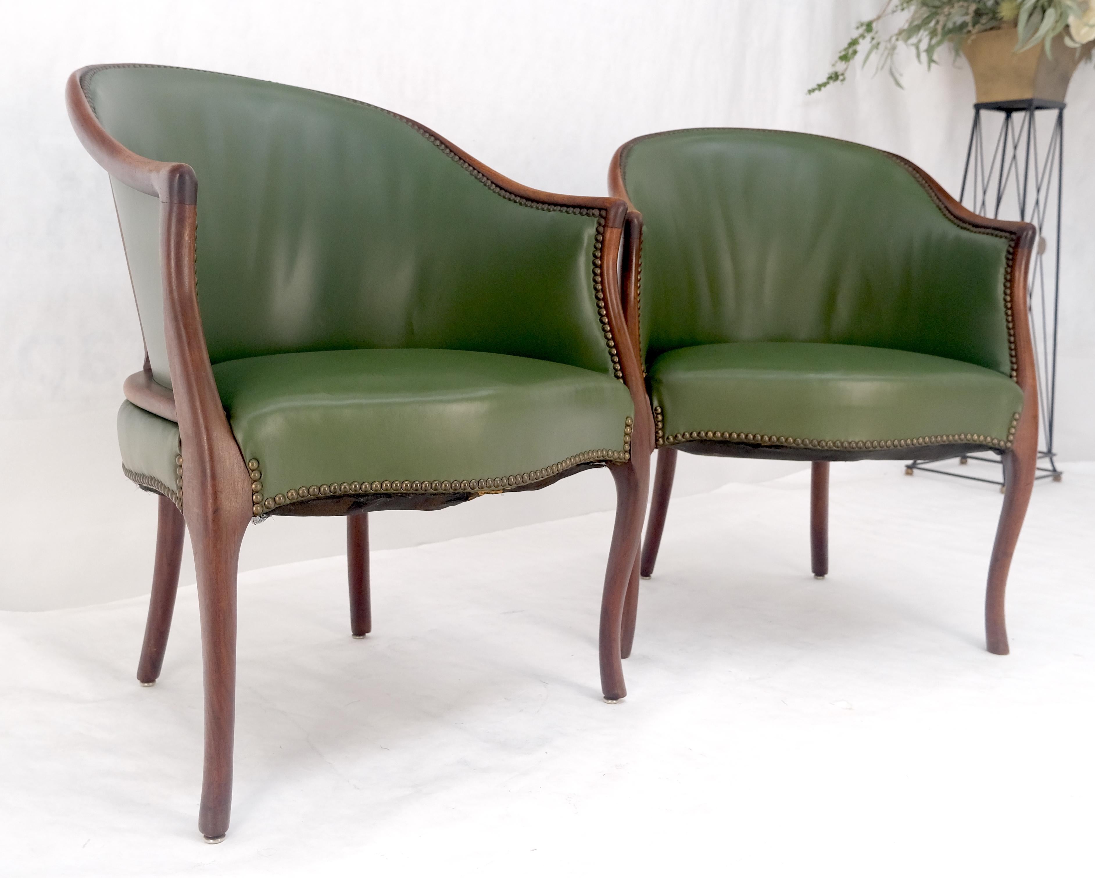 20ième siècle Paire de fauteuils en acajou massif avec dossier en tonneau et tapisserie en cuir en vente