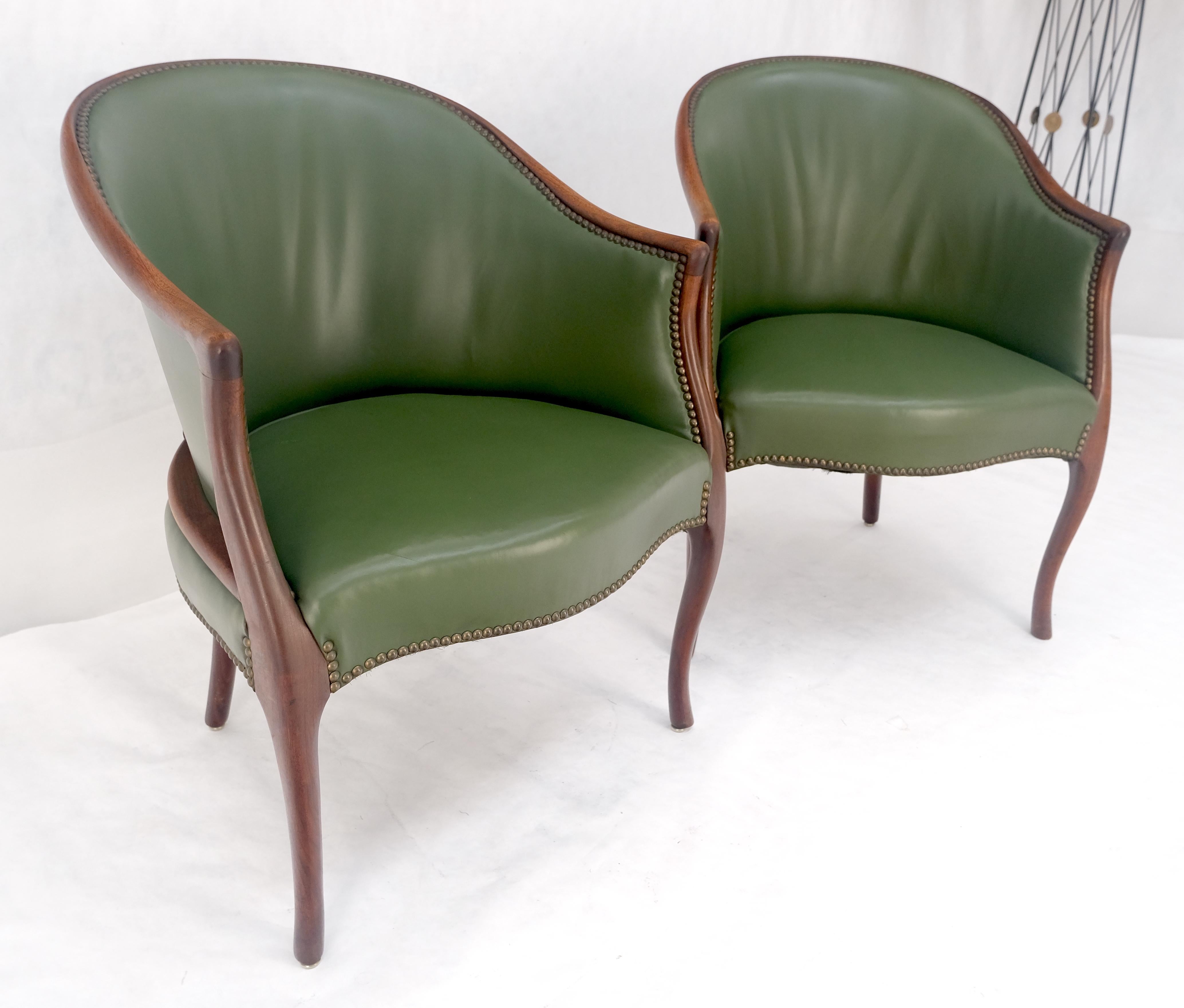 Cuir Paire de fauteuils en acajou massif avec dossier en tonneau et tapisserie en cuir en vente
