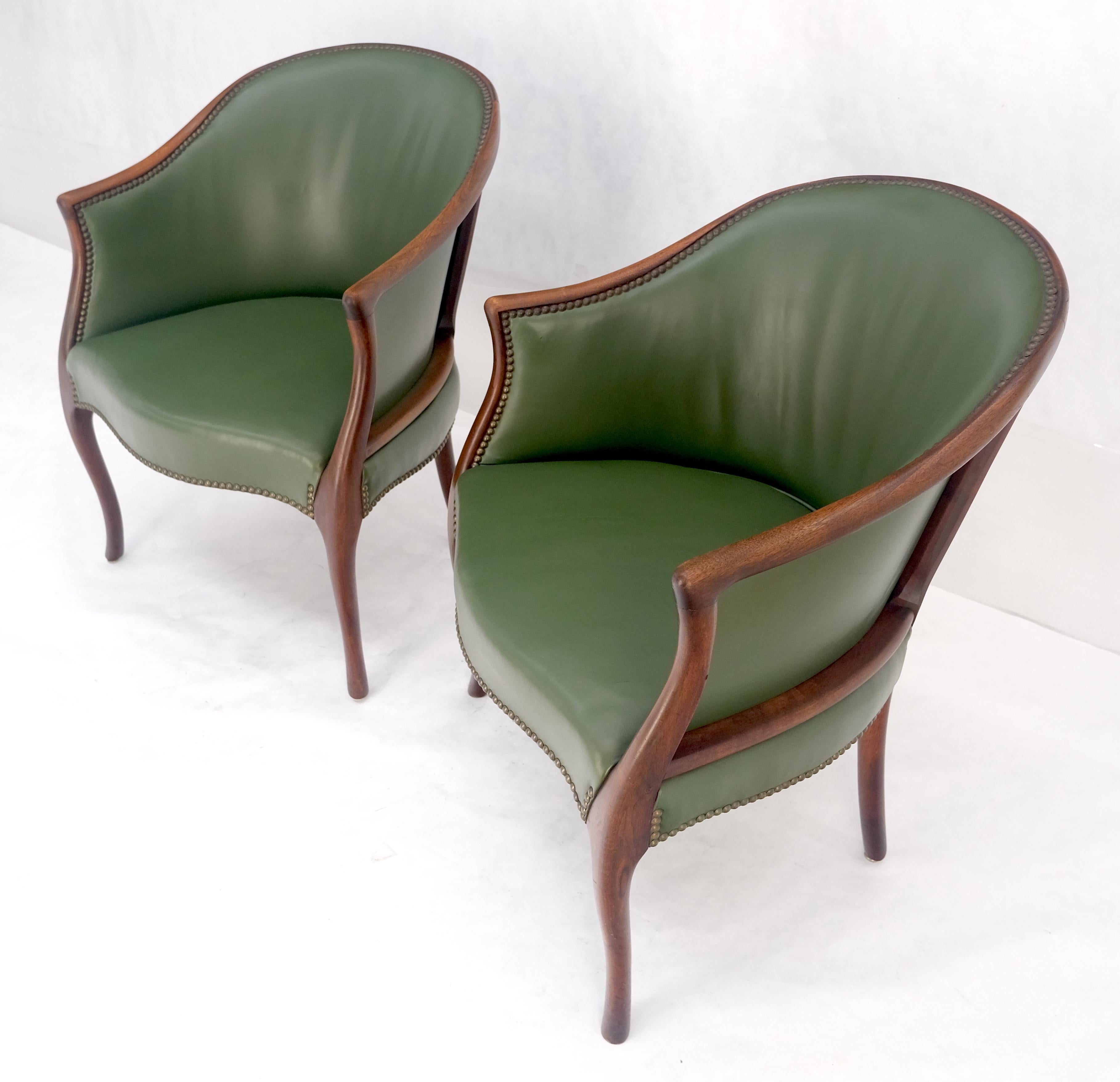Paire de fauteuils en acajou massif avec dossier en tonneau et tapisserie en cuir en vente 1