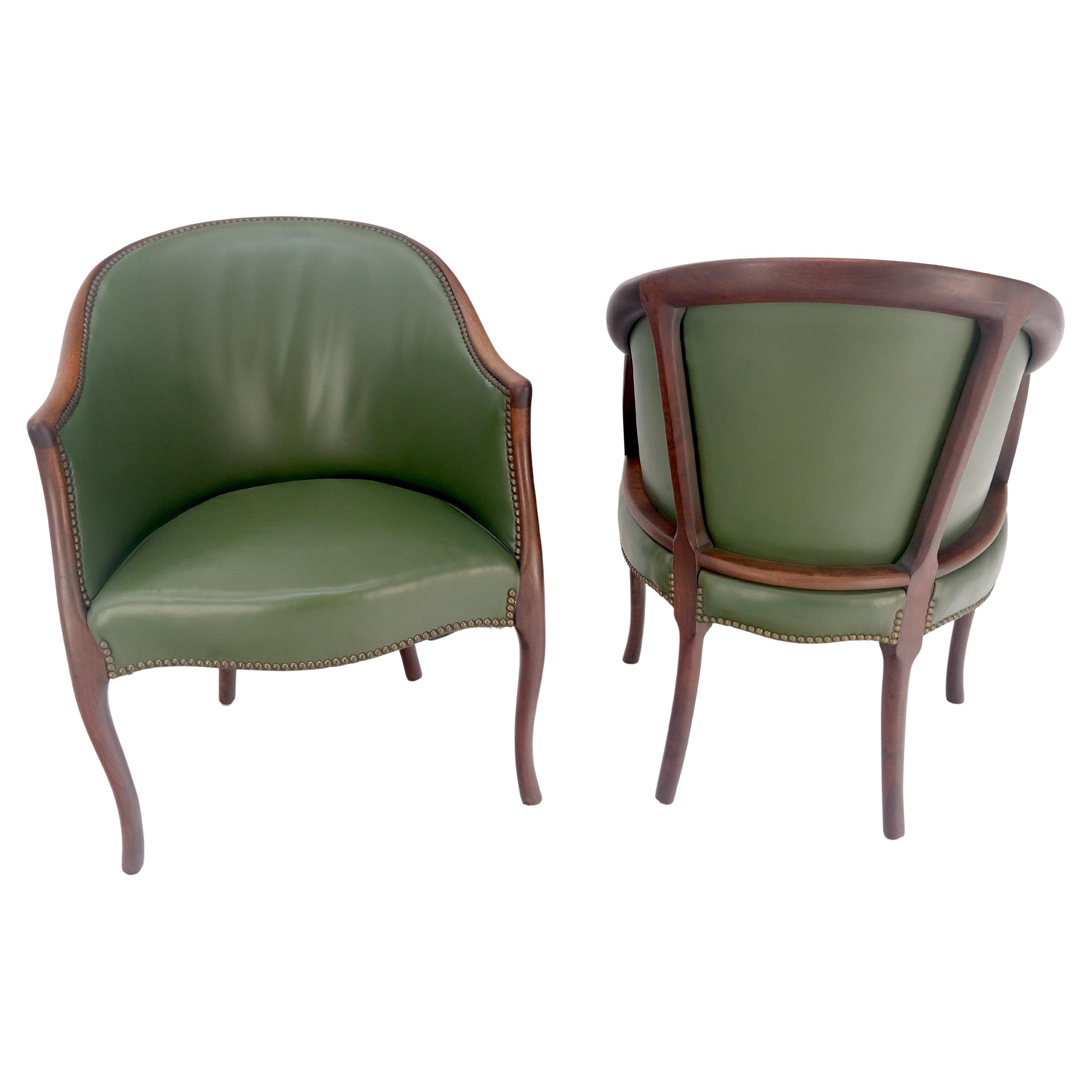Paire de fauteuils en acajou massif avec dossier en tonneau et tapisserie en cuir en vente